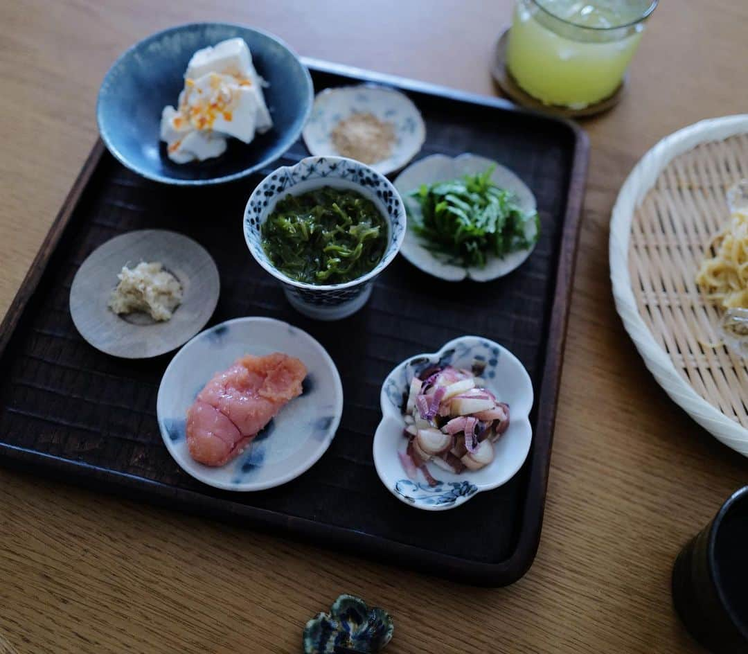 高山都さんのインスタグラム写真 - (高山都Instagram)「明日からもハード。なので、きょうは養生する日。 家事終わらせて、仕事の準備と片付けして(私服スタイリングの時って部屋がカオスになる)ラジオ聴きながら涼しいメニューに。 好きな豆皿を選んで、自分のための時間。 結婚前は当たり前だったことが、なんだか懐かしく、やっぱりこっちも好き。 どっちも好きでどっちも大切！ そう思えることに、また感謝だわ。 さて、午後は冷蔵庫整理して晩ごはんの支度のんびりやろう。」7月18日 13時28分 - miyare38