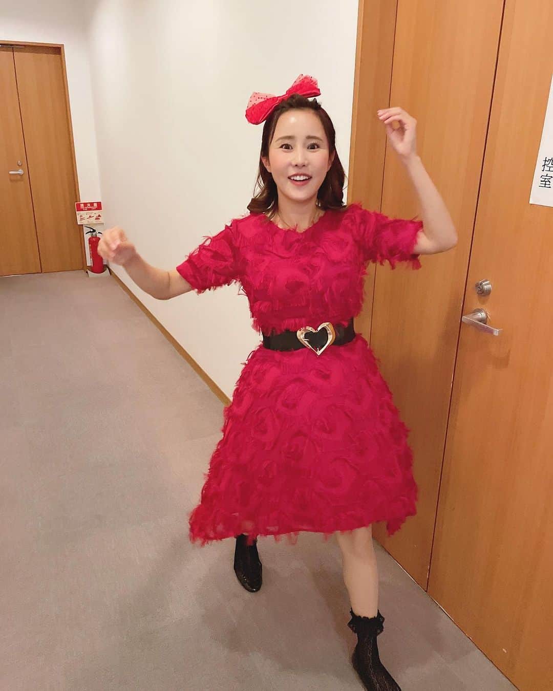 馬場ももこさんのインスタグラム写真 - (馬場ももこInstagram)「🍑 三谷情報フェア2022SUMMER🏄‍♀️🫶 ⁡ 赤坂さんが所属していた東京JAP 摩天楼ブルースが主題歌だったドラマ  「少女に何が起こったか」の主人公が  小泉今日子さん🍎なので赤い衣装に なったということです👗🎊 ⁡ なかなか着ないからウキウキするよね🤭 ヘアメイクスタイリストはギオン美容室 @gion_chiya  @chiya_nishinaga_hairmakeup  西永千也さん いつもありがとうございます😊❤️ ⁡ #80年代#赤いワンピース #レコード#アナウンサー#衣装#お仕事 #三谷情報フェア#三谷産業 ⁡」7月18日 13時41分 - momoko.baba