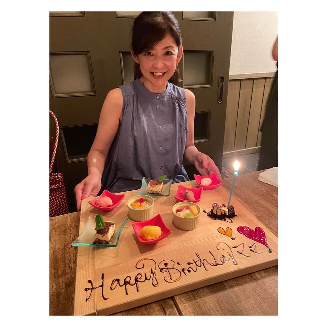 岡副麻希さんのインスタグラム写真 - (岡副麻希Instagram)「. 週末は母が御殿場に遊びに来てくれました❣️ すこし遅くなってしまったけど 55歳のお誕生日おめでとうー！❤️🎂 ⁡ 母がとても喜んでくれて、私もしあわせでした🤍 ⁡ ⁡ お店でジュリアーノfamと遭遇したのですが 母の後藤久美子さんへの熱量がとてつもなく 大阪魂全開でいっちゃって😵‍💫 （蒲生さんは母の圧に圧倒されてました笑） 久美子さんは引かずに気さくにお話ししてくださって 滲み出てる人柄を感じました🥺🥺🥺 ⁡ 帰り道は終始 「さすが国民的美少女やなあ〜🥹 ほんまいい人やったねぇぱぱに自慢しなあかん」 オンパレードでした😂🙏🏻❤️ ⁡ レース終わりのお疲れのところ 日焼け蒲生さんもありがとう☺️ ⁡ ⁡ #お誕生日おめでとう #いつもありがとう！！！ #御殿場#御殿場イタリアン ⁡ ⁡ ⁡ ⁡ ⁡ ⁡」7月18日 15時06分 - maki_okazoe_official