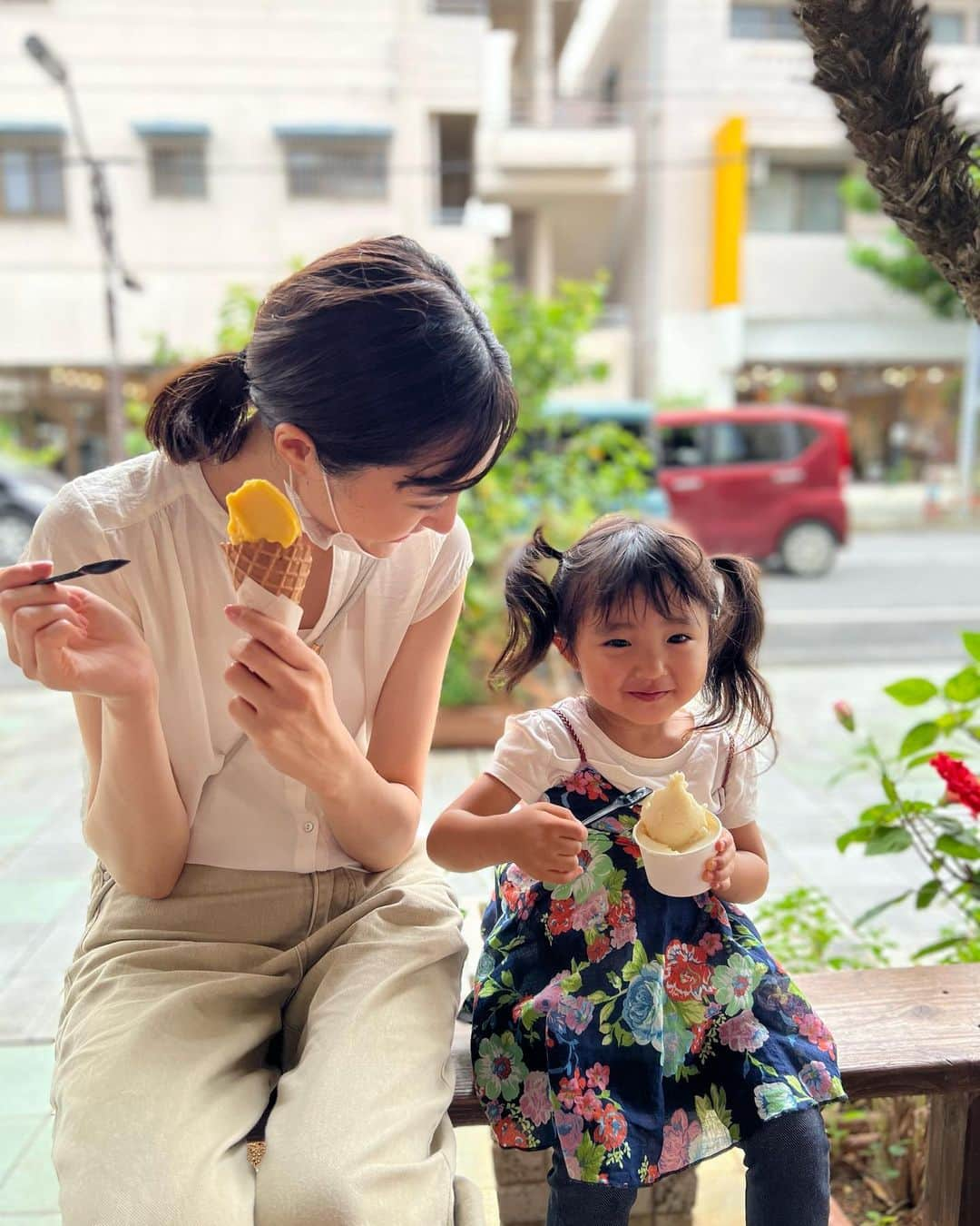 大浦育子さんのインスタグラム写真 - (大浦育子Instagram)「着いた日は夕方だったのでレンタカーを借りてそのまま宮古神社とリッコジェラートに寄ってからホテルにGo！ 宮古神社はパワースポットらしく、空港からも近かったです😊 ジェラート屋さんはお店の前にイートインスペースがあって暑かったのでそこでペロリ。娘はゆし豆腐のジェラートを🍨 私が食べたマンゴーとピスタチオも濃厚でとっても美味しかった♡ 素材にもこだわっているそうです✨ とにかく普段もらえないアイスに娘が嬉しそう😂あまりにご機嫌なので写真何枚も撮っちゃった笑 . .  #宮古島#リッコジェラート」7月18日 15時55分 - ikuko_oura