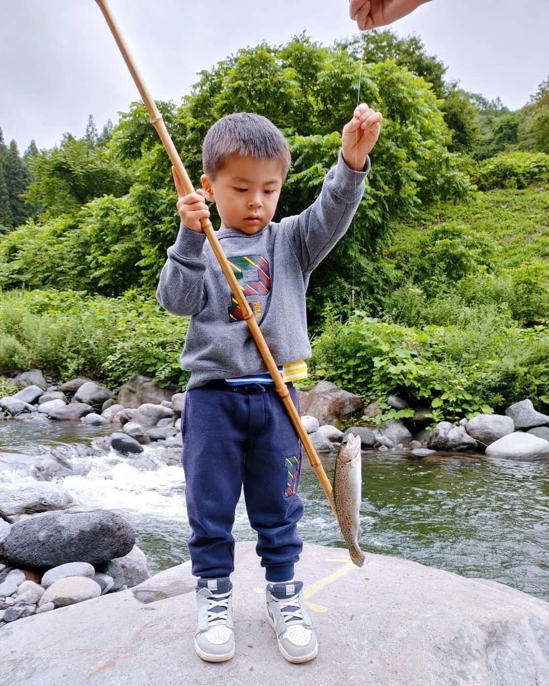 小川ひとみさんのインスタグラム写真 - (小川ひとみInstagram)「川へ釣りをしにいきました🎣 ニジマスを沢山釣れて (放流してくれているので🐟) とっても楽しかった✨ お魚を手掴みで触ったり 餌を釣具につけたりと 生き物に触れる、知る、感じる事が出来て 大興奮の経験でした🥰 #八ヶ岳 #釣り #fishing #ニジマス」7月18日 16時52分 - hitomy220