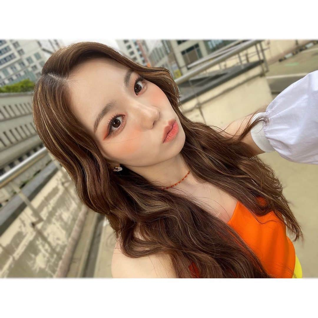 NiziUさんのインスタグラム写真 - (NiziUInstagram)「CLAP CLAP 彩花ばーじょん👏🏻🧸🖤🍊🥝🍍 • • • CLAP CLAP 아야카 버전👏🏻🧸🖤🍊🥝🍍 • • #🌷🌷🌷」7月18日 18時36分 - niziu_artist_official