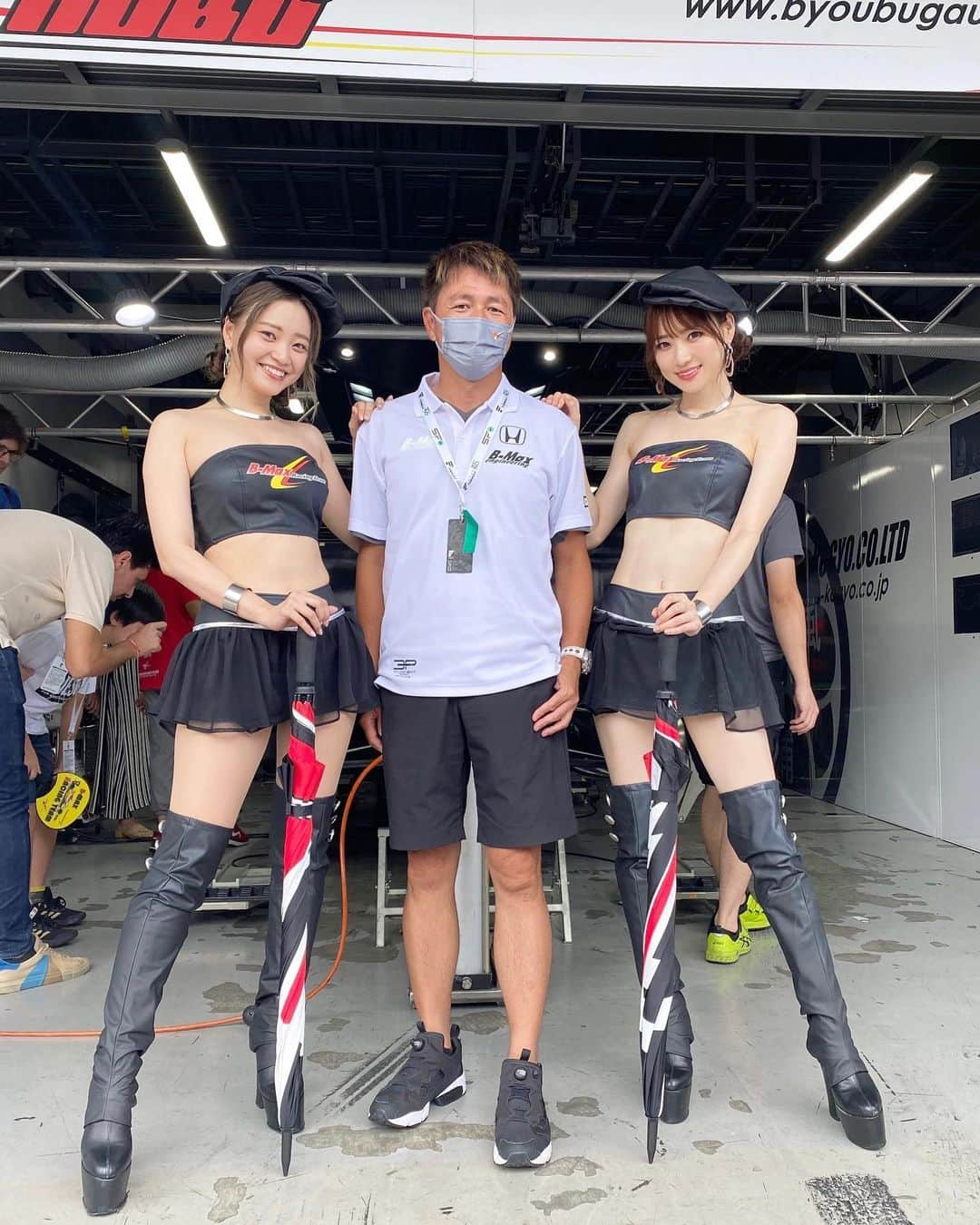 小越しほみさんのインスタグラム写真 - (小越しほみInstagram)「SUPER FORMULA Rd.6 2日間ありがとうございました🥰 ・ お天気は不安定だったけど B-Max Racing Teamという素敵なチームを RQとして応援できてよかったです✨ ・ 相方がももんがでほんとによかったし 楽しい思い出がまた沢山できました💓 ・ ・ ・ 個人的なことですが 2年前シーズン中に病気になってしまい 長く活動してきたRQというお仕事の 〆ができないままだったのですが… ・ 今回サーキットでみんなに会えて やっと気持ち的にも締めくくることができました😌 ・ 私にとってRQは人生で1番頑張ってきたことだし それを支えてくれたのはファンのみんなだから 最後はやっぱりサーキットでみんなに会いたかった🫶🏻 ・ 被写体としての活動などはまだ続けるし もう会えなくなるわけじゃないので また違った場面で皆さんにお会いできるのを これからも楽しみにしてます☺️💓 ・ ・ ・ ・ ・ ・ ・ ・ ・ ・ ・ ・ #bmax #bmaxracing #bmaxglorygirls #スーパーフォーミュラ #Superformula #富士スピードウェイ #rq #レースクィーン #サーキット #レース #car #車 #スーパーフォーミュラ2022 #superformula2022 #circuit #絶対領域 #美脚 #ミニスカ #コスチューム」7月18日 18時40分 - shihomi1129