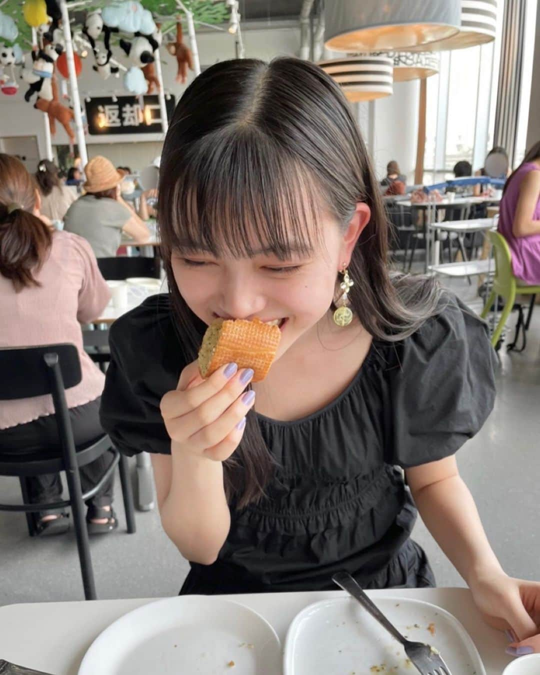 広瀬まのか︎さんのインスタグラム写真 - (広瀬まのか︎Instagram)「お姉ちゃんとIKEAへ🥨  美味しすぎて、たーっくさんもぐもぐしました。 パンダが可愛すぎて思わず開眼しました🐼  3連休、皆さんは何しましたか？ #広瀬まのか」7月18日 19時33分 - manoka_hirose