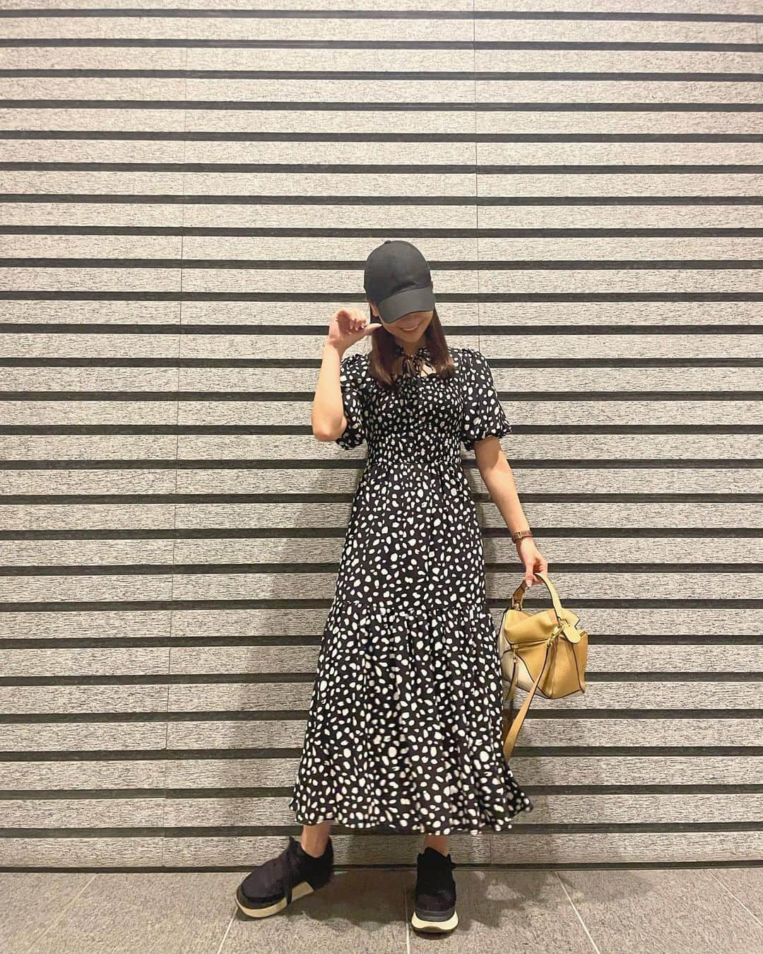 今井美桜さんのインスタグラム写真 - (今井美桜Instagram)「＊ 暑いからお散歩もこの時間になるね🐶  バルーン袖、首のリボン ちょっと変わったデザイン好き♡  👗 @mercuryduo_com  👟 @ugg  👜 @loewe   #mercuryduo #loewe  #ugg #マーキュリーデュオ  #ロエベ #パズルバッグ  #ワンピースコーデ #夏服」7月18日 19時44分 - mio_ima49