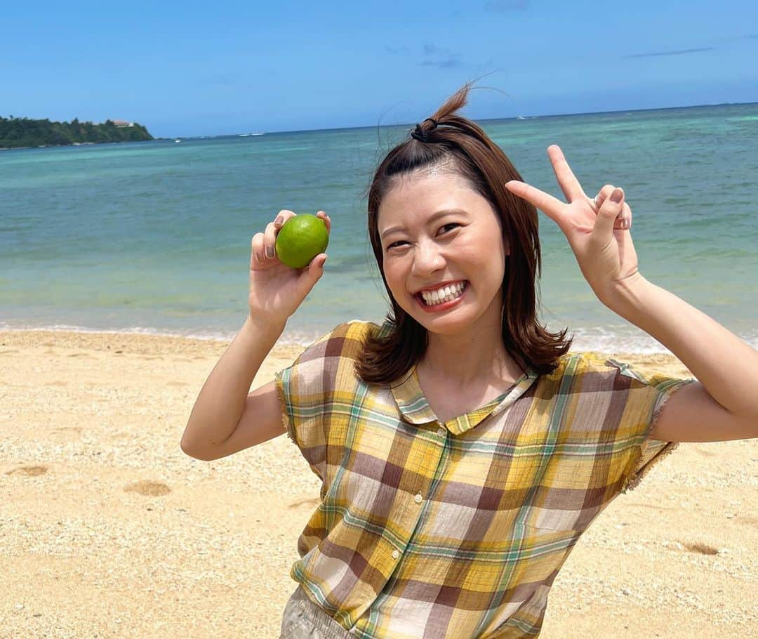 河谷麻瑚さんのインスタグラム写真 - (河谷麻瑚Instagram)「.  〜朝ドラ【ちむどんどん】が好きすぎて〜　 　 沖縄に行った時に、　 主人公・暢子のモノマネ動画撮影しました🙈💖　 　 服は大阪の古着屋で調達。　 手に持っているのは、　 シークワーサーではなくライムです！　 　 幼少期の暢子が　 シークワーサーをとるために　 何度もジャンプするシーン。　 名シーンですよね・・・🥺💖　 僭越ながらパロディさせてもらいましたので、　 是非ちむどんどんファンの皆さんには　 見ていただきたいです。　 URLは、Instagramのプロフィールページにあります！　 　 #沖縄#ちむどんどん#朝ドラ#nhk#暢子#燦燦#完コピ#パロディ　 　 あきさみよ〜🌺」7月18日 20時07分 - makokawatani