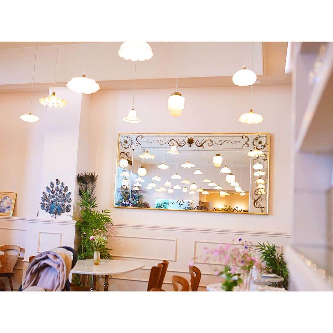 石井美保さんのインスタグラム写真 - (石井美保Instagram)「可愛くて美味しくて1番好きなお店。「大人美論」の撮影でも使わせてもらった思い出の場所。#mihoishii_paris」7月18日 20時40分 - miho_ishii