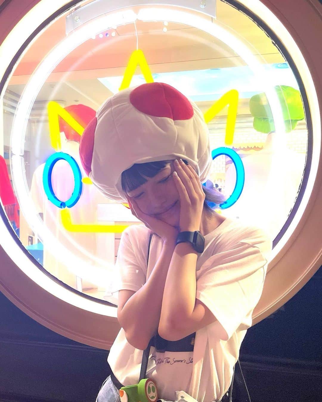 樺澤まどかさんのインスタグラム写真 - (樺澤まどかInstagram)「USJ投稿ラストにします🌏  お付き合い頂きありがとうございました。  USJで見かけたよってDMやコメントくれた方もいて、 汗だくで気緩みまくりだったので恥ずかしかったですが、 超嬉しかったです🫠😭🥳🤩❤️‍🔥  USJ楽しすぎたのでまた明日にでも行きたいくらいです！！🤟  そして余談なのですが、 今日から樺澤まどかの夏祭りの 一般チケットと配信チケットが販売されてます🍉🍉  どちらもストーリーズハイライトに リンク貼り付けてますので、 何卒宜しくお願い致します🙇‍♂️🙇‍♂️  #樺澤まどか  #USJ #ユニバ #usjコーデ #キノピオ #ハリーポッター #ポッター #汚いぞポッター #マルフォイ #ショート #ショートヘア #ショート女子 #マッシュ #マッシュウルフ #ウルフカット #ウルフ女子 #夏 #夏コーデ #summerfashion #summer #ハリポタT #四角顔 #食パンマン #エラ隠し#マスク美人 #マスクを外すな #ぶりっ子 #カッコつけ #🤟 #🍄」7月18日 20時52分 - kabasawa_madoka
