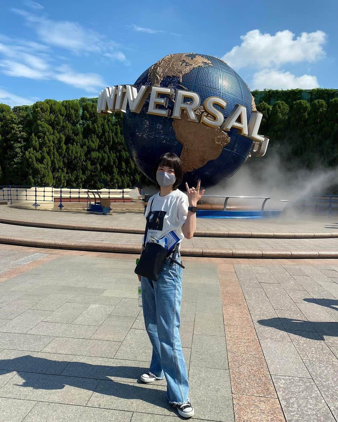樺澤まどかさんのインスタグラム写真 - (樺澤まどかInstagram)「USJ投稿ラストにします🌏  お付き合い頂きありがとうございました。  USJで見かけたよってDMやコメントくれた方もいて、 汗だくで気緩みまくりだったので恥ずかしかったですが、 超嬉しかったです🫠😭🥳🤩❤️‍🔥  USJ楽しすぎたのでまた明日にでも行きたいくらいです！！🤟  そして余談なのですが、 今日から樺澤まどかの夏祭りの 一般チケットと配信チケットが販売されてます🍉🍉  どちらもストーリーズハイライトに リンク貼り付けてますので、 何卒宜しくお願い致します🙇‍♂️🙇‍♂️  #樺澤まどか  #USJ #ユニバ #usjコーデ #キノピオ #ハリーポッター #ポッター #汚いぞポッター #マルフォイ #ショート #ショートヘア #ショート女子 #マッシュ #マッシュウルフ #ウルフカット #ウルフ女子 #夏 #夏コーデ #summerfashion #summer #ハリポタT #四角顔 #食パンマン #エラ隠し#マスク美人 #マスクを外すな #ぶりっ子 #カッコつけ #🤟 #🍄」7月18日 20時52分 - kabasawa_madoka