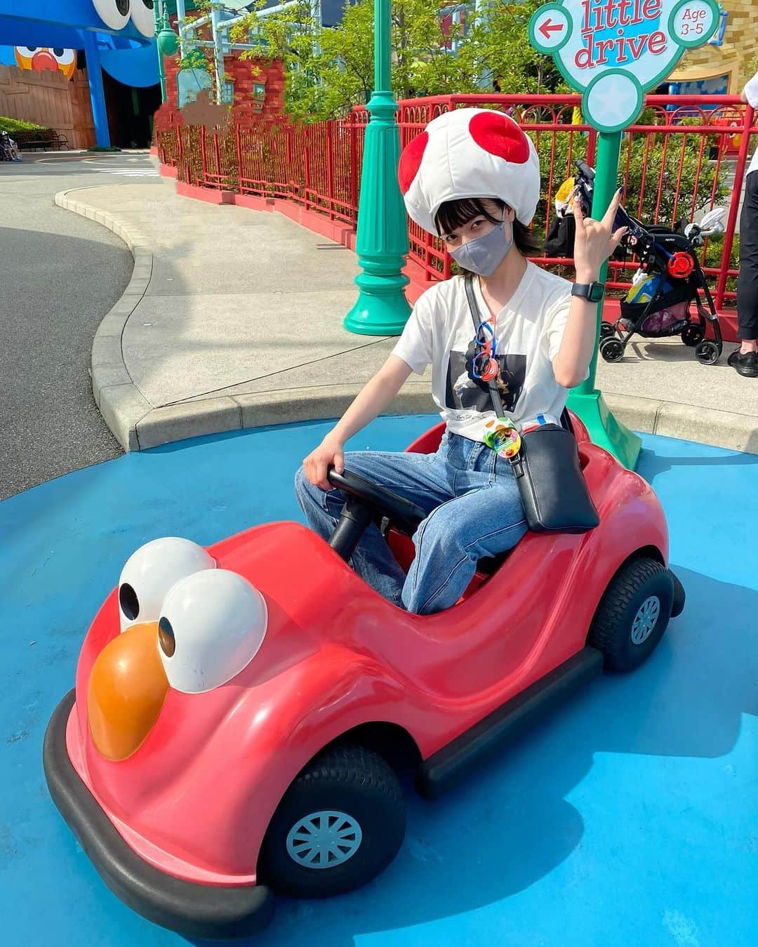樺澤まどかさんのインスタグラム写真 - (樺澤まどかInstagram)「USJ投稿ラストにします🌏  お付き合い頂きありがとうございました。  USJで見かけたよってDMやコメントくれた方もいて、 汗だくで気緩みまくりだったので恥ずかしかったですが、 超嬉しかったです🫠😭🥳🤩❤️‍🔥  USJ楽しすぎたのでまた明日にでも行きたいくらいです！！🤟  そして余談なのですが、 今日から樺澤まどかの夏祭りの 一般チケットと配信チケットが販売されてます🍉🍉  どちらもストーリーズハイライトに リンク貼り付けてますので、 何卒宜しくお願い致します🙇‍♂️🙇‍♂️  #樺澤まどか  #USJ #ユニバ #usjコーデ #キノピオ #ハリーポッター #ポッター #汚いぞポッター #マルフォイ #ショート #ショートヘア #ショート女子 #マッシュ #マッシュウルフ #ウルフカット #ウルフ女子 #夏 #夏コーデ #summerfashion #summer #ハリポタT #四角顔 #食パンマン #エラ隠し#マスク美人 #マスクを外すな #ぶりっ子 #カッコつけ #🤟 #🍄」7月18日 20時52分 - kabasawa_madoka