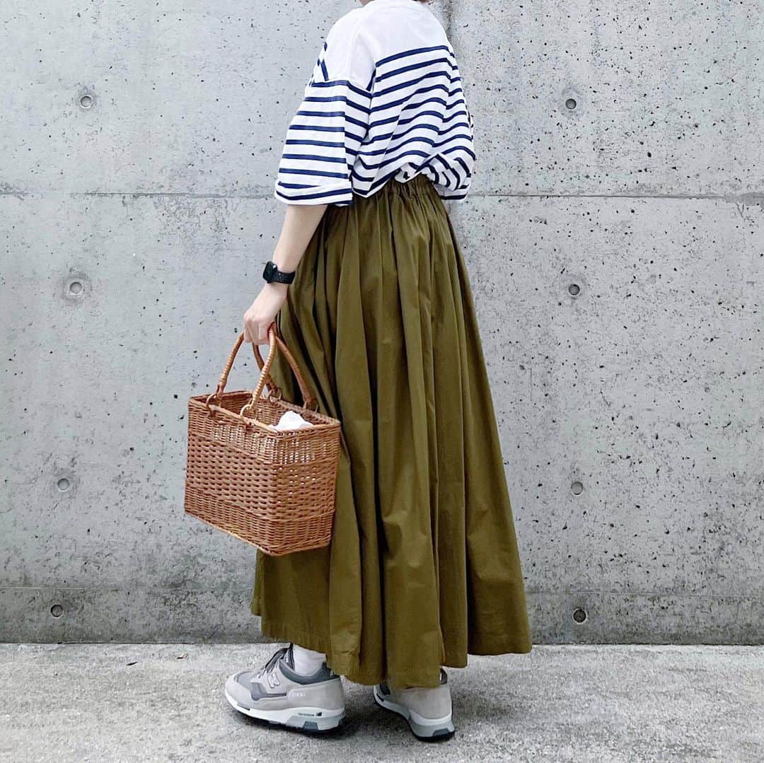 ryokoさんのインスタグラム写真 - (ryokoInstagram)「▪︎  ボーダーTとカルメンスカート🌳  .  tee #blurhms  skirt #harvesty shoes #newbalance」7月18日 20時57分 - ryo___ka
