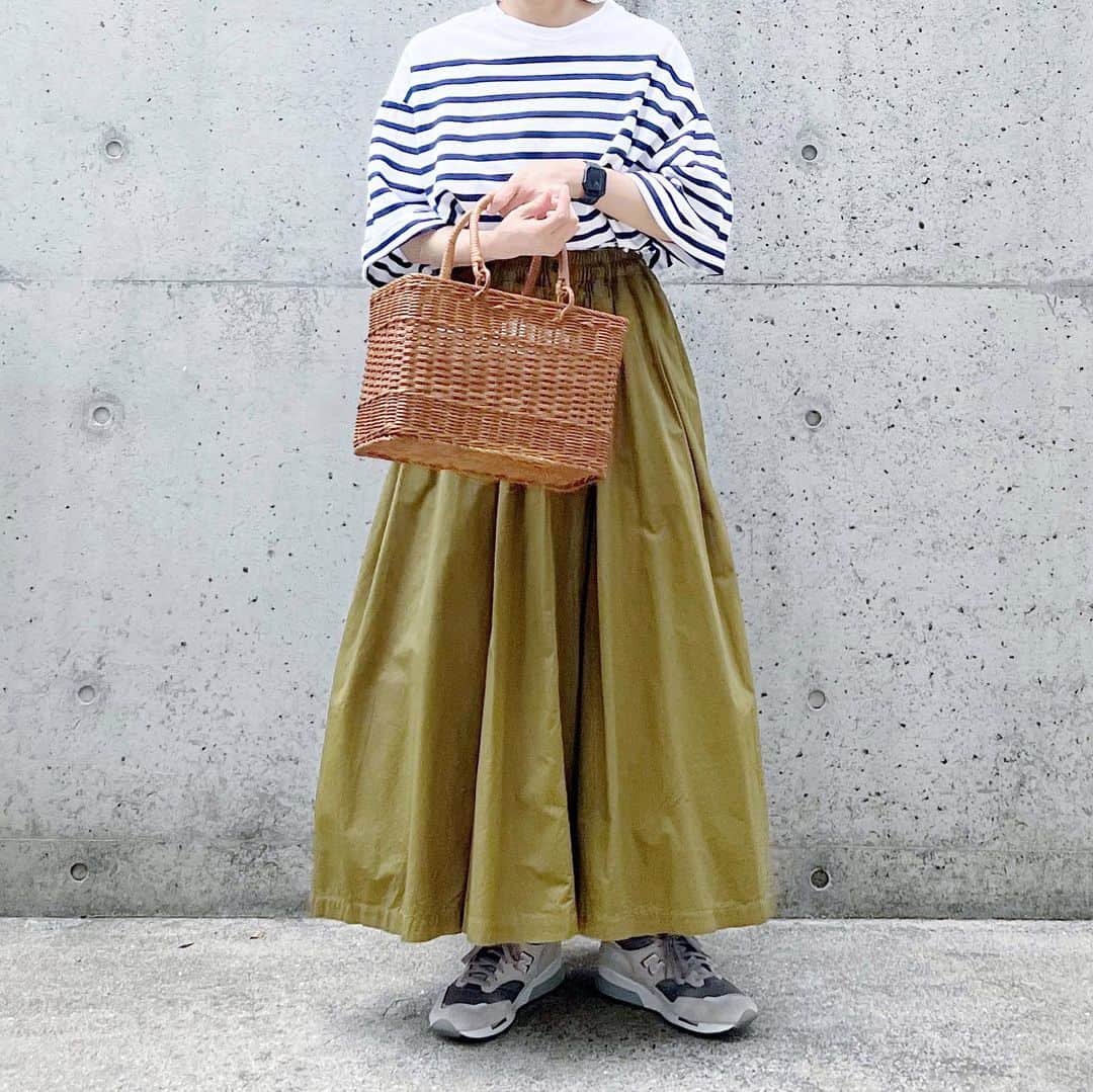 ryokoさんのインスタグラム写真 - (ryokoInstagram)「▪︎  ボーダーTとカルメンスカート🌳  .  tee #blurhms  skirt #harvesty shoes #newbalance」7月18日 20時57分 - ryo___ka
