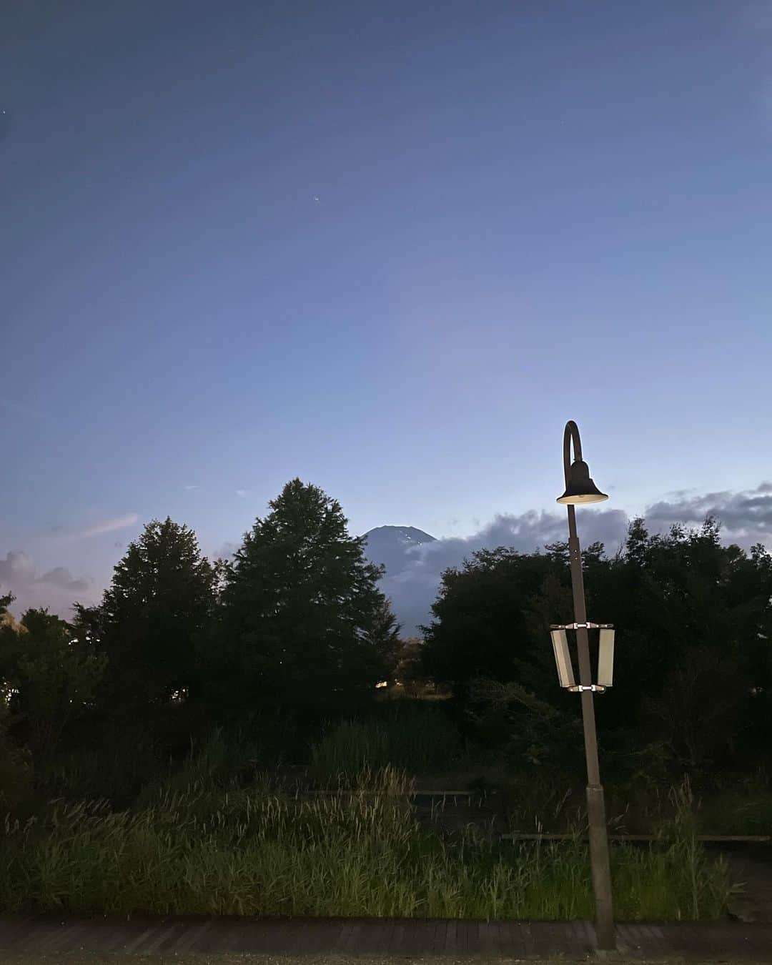 須田亜香里さんのインスタグラム写真 - (須田亜香里Instagram)「Mt.Fuji🗻✨ ５枚目動画なんだけど、夜は富士山の表面がキラキラして見えたけどなんだったんだろう？ だれか知ってる🥺？  #spark2022 #mtfuji #富士山 #山中湖」7月18日 21時27分 - akarisuda
