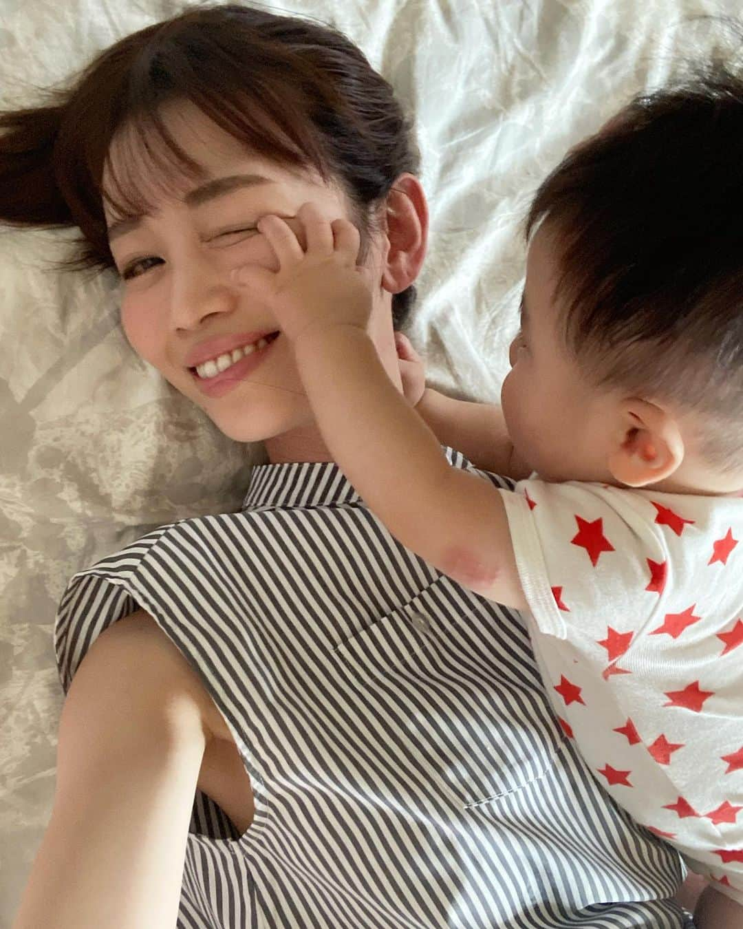 大寺かおりさんのインスタグラム写真 - (大寺かおりInstagram)「ハイハイ出来たー🥺 6歩だけど👶でも毎日毎日頑張って ハイハイの練習してるのを見てきたから ６歩進めただけで嬉しくて涙が、、 かぁちゃん感動🥺 . 嬉しくてハグしたら(2枚目) 思いっきりほっぺたをムギューってされました😇 . 4枚目はおまけですが ハイハイの練習中、力みすぎて 何度も菜々緒ポーズをしていたので ぜひ見てあげてください👶 . #成長の記録 #動画 #編集してみました #ハイハイできた #喜び」7月18日 21時31分 - kaori_ootera