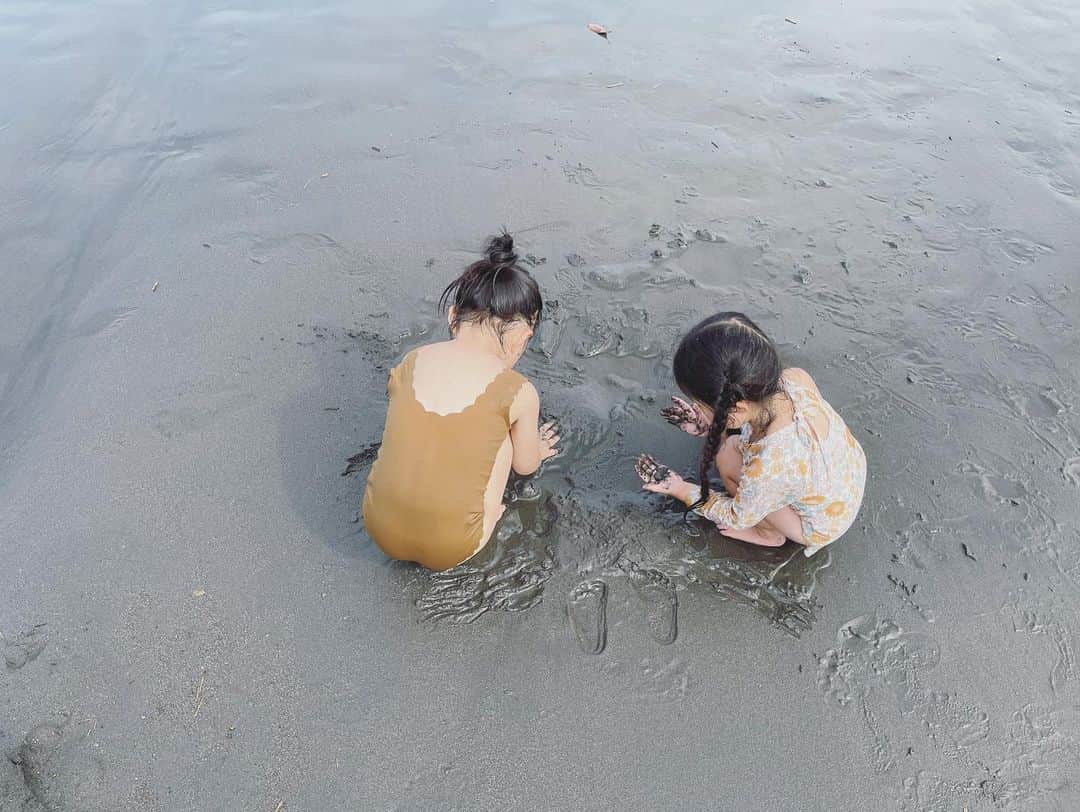 鈴木六夏さんのインスタグラム写真 - (鈴木六夏Instagram)「そういえばこの子たち  海の家って初めて…???  海が静かだったここ数年。 今年は色んなことに注意はまだまだ必要ながらも、 賑やかな海水浴場が戻ってきていて懐かしいような気持ちに。  そんな嬉しさと同時に  年々自分の体型事情と、気持ちと、必要自業を満たしてくれる　スイムウェアとは…????と自問自答。 出来ることならば素敵な感じも欲張りたいしねぇ。」7月18日 21時56分 - rikuka.62