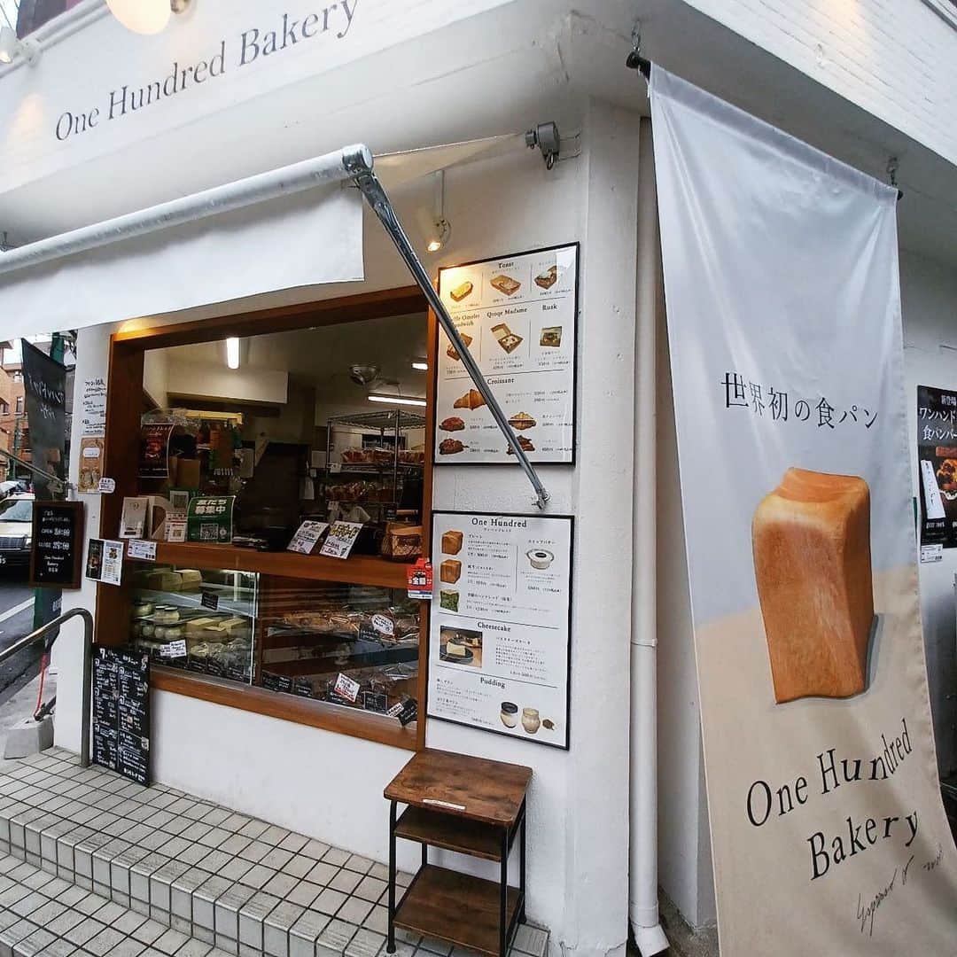 小川理子さんのインスタグラム写真 - (小川理子Instagram)「横浜・日吉にある 「ワンハンドレッドベーカリ日吉店」でテイクアウト🍞  バターをたっぷりぬった食パンに挟まったハンバーグ、、最高でした🤤食パン専門店のパンはやっぱり味や風味が格段においしい‼︎❤︎  ワンハンドレッドバーガーは、その場でつくりたてをいただけるので、嬉しかったー✨  レモネードも、暑い夏にピッタリ🍋濃厚でビタミンがしみわたるようでした！いただいてすぐ飲んじゃって、写真は少し量減っててごめん笑  お店の近くからは、パンの良い匂いが、、❤︎ 食パンの他にクロワッサンとか、プリンもおいしそー‼︎ 本当にワンハンドレッドバーガーが美味しかったから、また食べに行こう❤︎  PR @onehundred_bakery_hiyoshi #onehundredbakery日吉店 #生食パン #日吉グルメ #食パン専門店 #日吉ベーカリー #ワンハンドレッドバーガー #極上プリン #横浜グルメ #横浜テイクアウト #ハンバーガー部 #ハンバーガー女子 #ハンバーガー巡り #レモネード🍋 #食いしん坊万歳 #横浜パン屋」7月18日 22時13分 - ogawariko11
