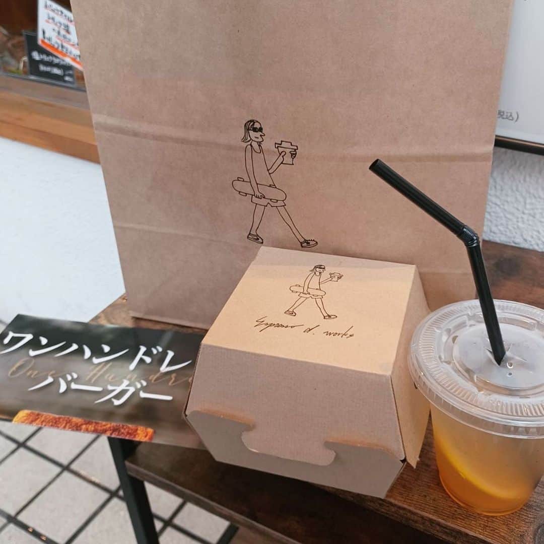 小川理子さんのインスタグラム写真 - (小川理子Instagram)「横浜・日吉にある 「ワンハンドレッドベーカリ日吉店」でテイクアウト🍞  バターをたっぷりぬった食パンに挟まったハンバーグ、、最高でした🤤食パン専門店のパンはやっぱり味や風味が格段においしい‼︎❤︎  ワンハンドレッドバーガーは、その場でつくりたてをいただけるので、嬉しかったー✨  レモネードも、暑い夏にピッタリ🍋濃厚でビタミンがしみわたるようでした！いただいてすぐ飲んじゃって、写真は少し量減っててごめん笑  お店の近くからは、パンの良い匂いが、、❤︎ 食パンの他にクロワッサンとか、プリンもおいしそー‼︎ 本当にワンハンドレッドバーガーが美味しかったから、また食べに行こう❤︎  PR @onehundred_bakery_hiyoshi #onehundredbakery日吉店 #生食パン #日吉グルメ #食パン専門店 #日吉ベーカリー #ワンハンドレッドバーガー #極上プリン #横浜グルメ #横浜テイクアウト #ハンバーガー部 #ハンバーガー女子 #ハンバーガー巡り #レモネード🍋 #食いしん坊万歳 #横浜パン屋」7月18日 22時13分 - ogawariko11