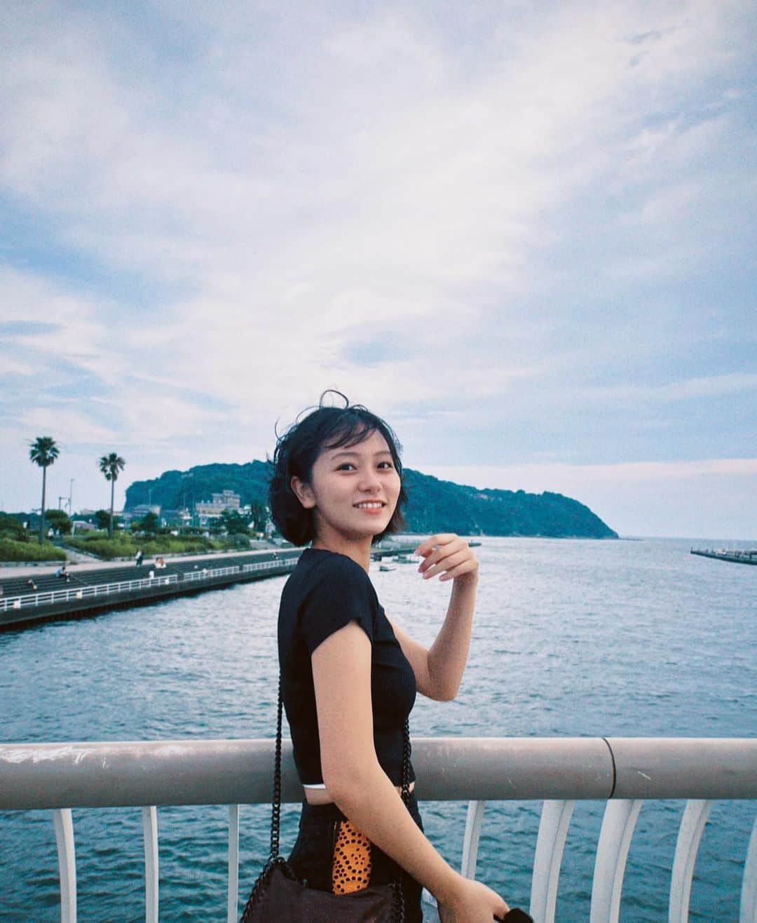 工藤綾乃さんのインスタグラム写真 - (工藤綾乃Instagram)「海の日はやっぱり海でしょう🥰 追い風で髪がボサボサなってます 波の音を聴きに行きました #海の日#海」7月18日 22時13分 - ayano_kudo_official