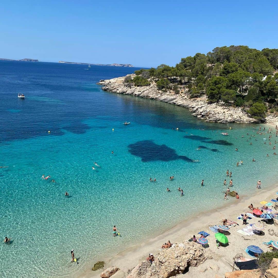 市原彩花さんのインスタグラム写真 - (市原彩花Instagram)「IBIZA Island 🏝🇪🇸  スペインのイビザ島🏝 パリピのイメージが強いけど、海もとっても綺麗な島😚✨  夜は巨大なプールサイドがクラブになってる @ushuaiaibiza へ💎(5.6枚目) フェス！？ってくらい盛り上がってて、これが毎晩あちこちのクラブで開催されてるなんて、イビザの夏は凄過ぎる😂  ウシュアイアは17時から24時までまでのクラブだから、終わったらみんな向かいの @hiibizaofficial に移動して朝まで楽しむみたい😆 次の日が早い人や、夜更かし苦手な人(私w)にはぴったりなクラブ🥳  #ibiza#イビザ#ibizalif#ibizatravel#ushuaiaibiza#spain#spaintrip#spaintravel#スペイン旅行#スペイン観光#イビザ旅行#海外旅行#calasalada#calasaladeta#beach#bikini #swimsuit#bajurenang#japanesegirl#bikinigirl#bikinimodek」7月18日 22時23分 - ayaka_ichihara