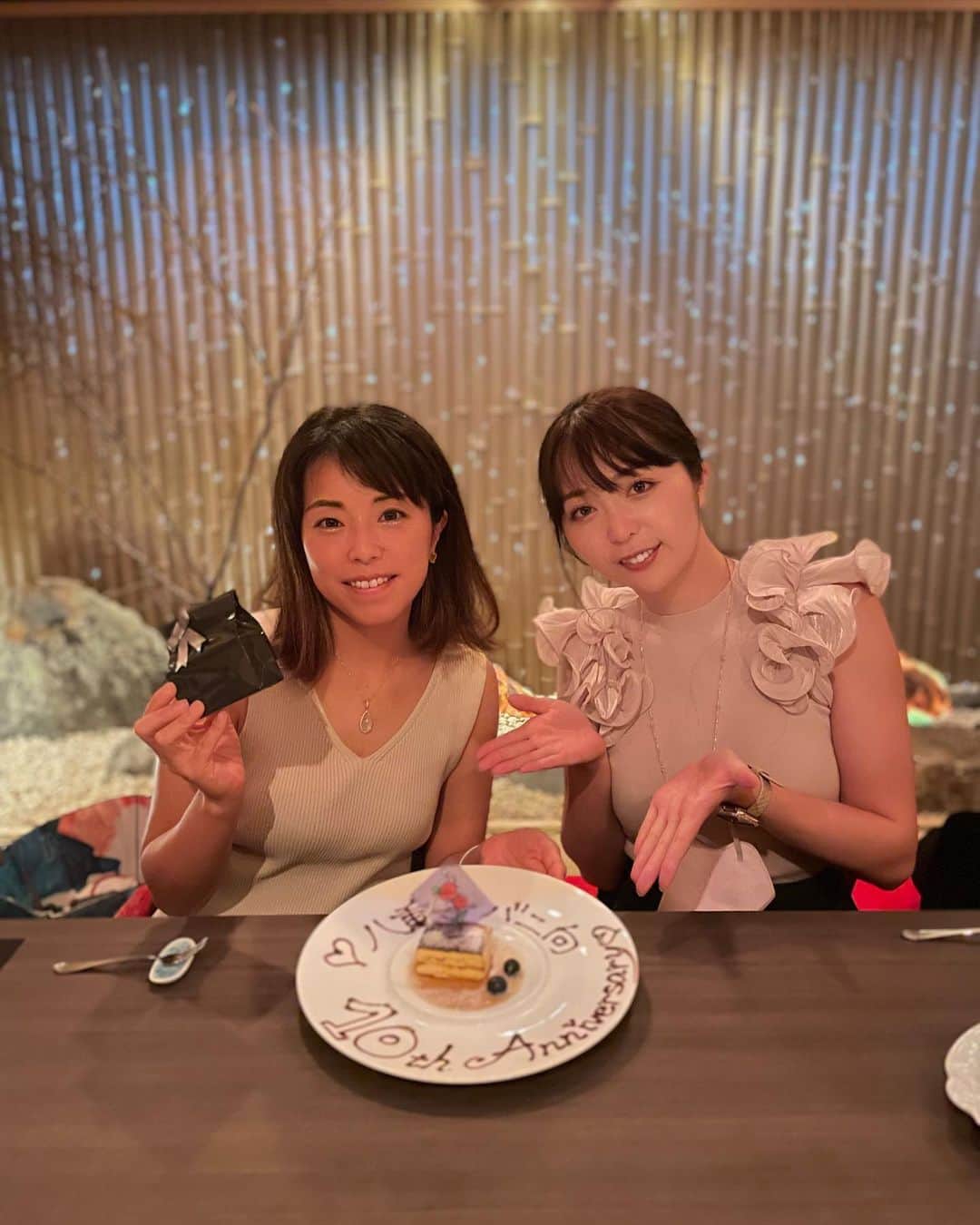 星那美月さんのインスタグラム写真 - (星那美月Instagram)「1日1組の感動体験✨京都の祇園にあるマジックショーも楽しめるお店に行ってきました👘  このお店、サプライズもやってくださるとの事でバニ向10周年のサプライズがしたくて八重子さんを誘って行きました👯‍♀️  1日1組限定、五感全てで楽しむ食体験🍴エグゼクティブフードプロデューサー、住村哲央氏が表現する四季をモチーフにしたスペシャリテが楽しめます🌸☀️🍁❄️  食事中も素敵な魔法がかかっていて本当に楽しいのに、食後にマジシャンSINさんによるマジックショーも楽しめる🪄  今まで見てきたマジックの中で1番すごかった🥺！！！(最後の２つにマジックの動画載せてるよ)どうなってるん…  そして、サプライズも素敵なので是非記念日にも！！サプライズの動画も載せてるよ🎁  本当に素敵な時間でよかったー！サプライズも成功して嬉しい✨プレゼント忘れない様にしなきゃって当日までヒヤヒヤしてた（笑）また京都に行った時お邪魔します😊ご馳走様でした！  🪄紅柘榴🪄 📍 京都府京都市東山区祇園町北側347-114河原ビル2階 ⏰18:00〜22:00(完全予約制) 🚃祇園四条駅　徒歩6分 ☎️090-5575-0366  PR @benizakuro_kyoto #祇園グルメ #京都ディナー #京都デート #京都おすすめ #記念日ディナー #紅柘榴 #祇園ディナー #マジックショー」7月18日 22時27分 - mitsukihoshina