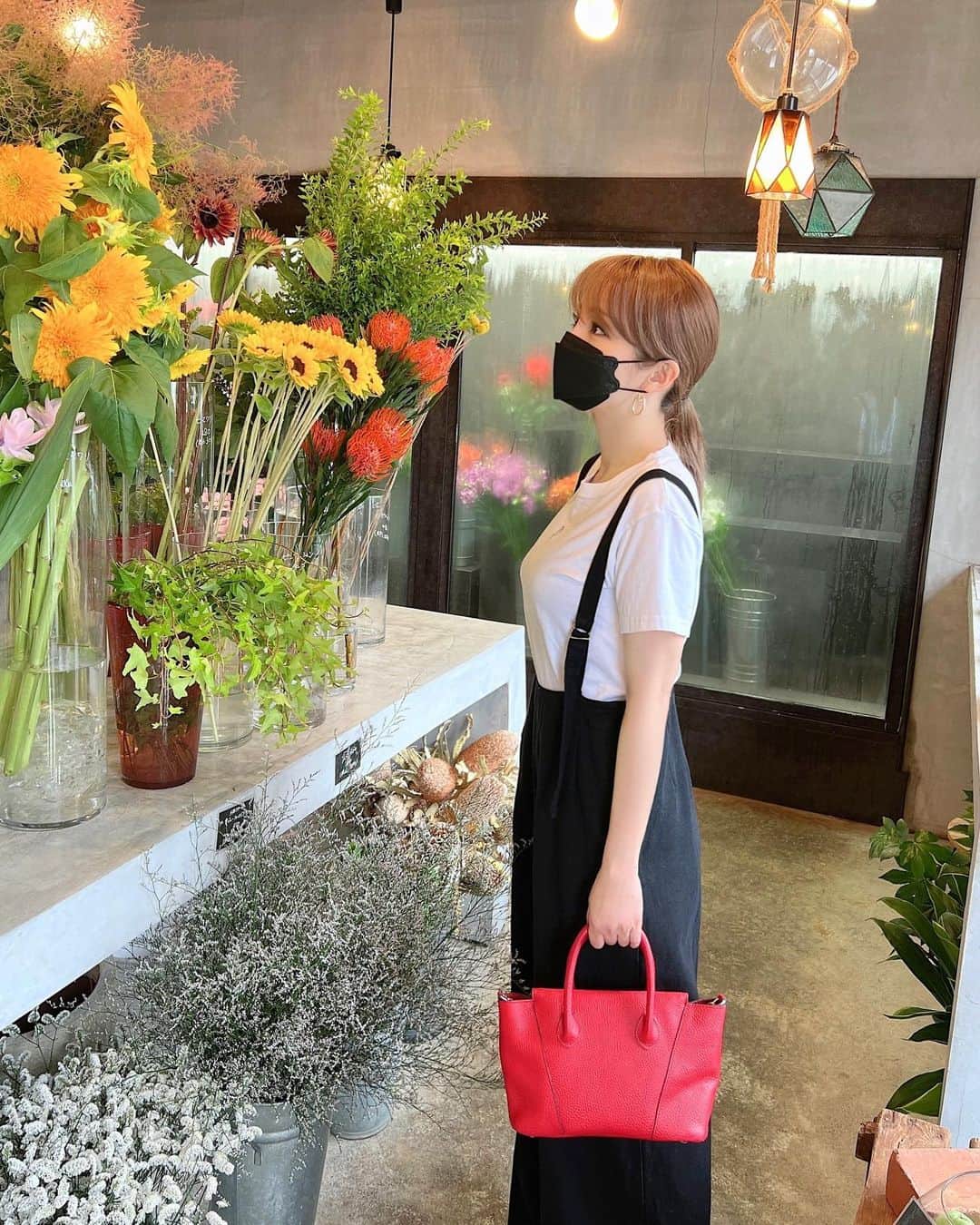 桃華絵里さんのインスタグラム写真 - (桃華絵里Instagram)「撮影の合間に  1番 大好きなフラワーショップへ 😊📍🌻  私にとって @hananomurase さんは 全て において ダントツ１位です🥇🤍🤍🤍   #hananomurase #flowers  #fashion #mocoas」7月18日 23時05分 - _momoka828_