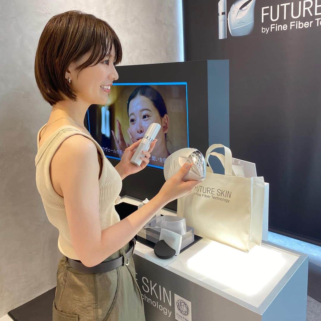 悠衣さんのインスタグラム写真 - (悠衣Instagram)「話題の美容家電​ エスト バイオミメシス ヴェール​ @futureskin.jp  ・​ @cosme TOKYOのポップアップスペースで​ 体験させていただきました。​ ・​ これは、もっと早く知りたかった！！​ マスク擦れで悩んでたり​ 乾燥からの肌荒れで悩んでいる人とかには​ めちゃくちゃオススメしたい商品でした。​ ・​ 私も欲しい​🥹🥹🥹 ・​ お肌に極薄のうるおいヴェールを作って(動画を見てね)​ スキンケアの潤いを保つことで乾燥や、花粉やほこりからお肌を守り、しっとりもちもちにしてくれるもの。​ ・​ このヴェールで​擦れも防げそう​✨ あーーー欲しいよー欲しいよー！！​ ・​ 操作も簡単で​ 初めて使った私でも綺麗にヴェールが作れました​✨ これからの時期エアコンで肌も乾燥するので​ 極薄膜で守りたい​🤍 ・​ 撮影時のみマスクを外しています​😷 #est#エスト #バイオミメシスヴェール #湿潤ヴェール #湿潤ヴェールメソッド #乾燥肌対策 #乾燥肌スキンケア #乾燥肌ケア #PR​」7月18日 23時35分 - yu1_1987
