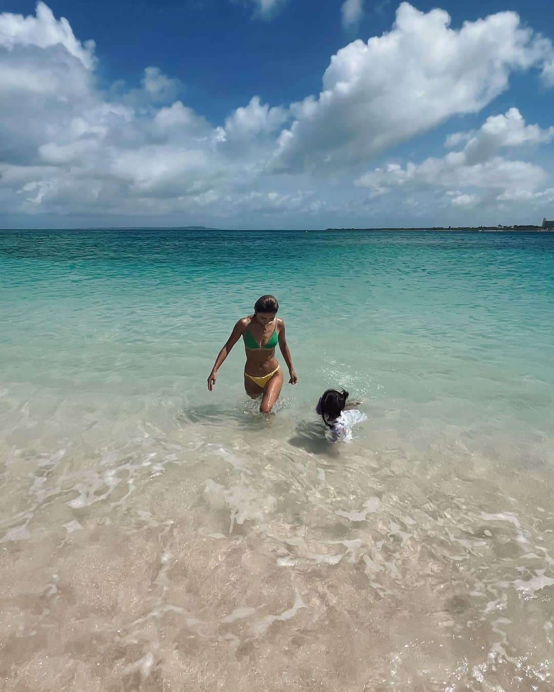 山中美智子さんのインスタグラム写真 - (山中美智子Instagram)「今日は海の日🌊  という事で、朝から🫶🏾  いつも元気をくれる海🤍 私のエレメントも海🌊🐚  娘も泳ぐのが大好き🫰🏾🤍  いつもありがとう海🫶🏾🚿」7月18日 23時42分 - alexiastam1988