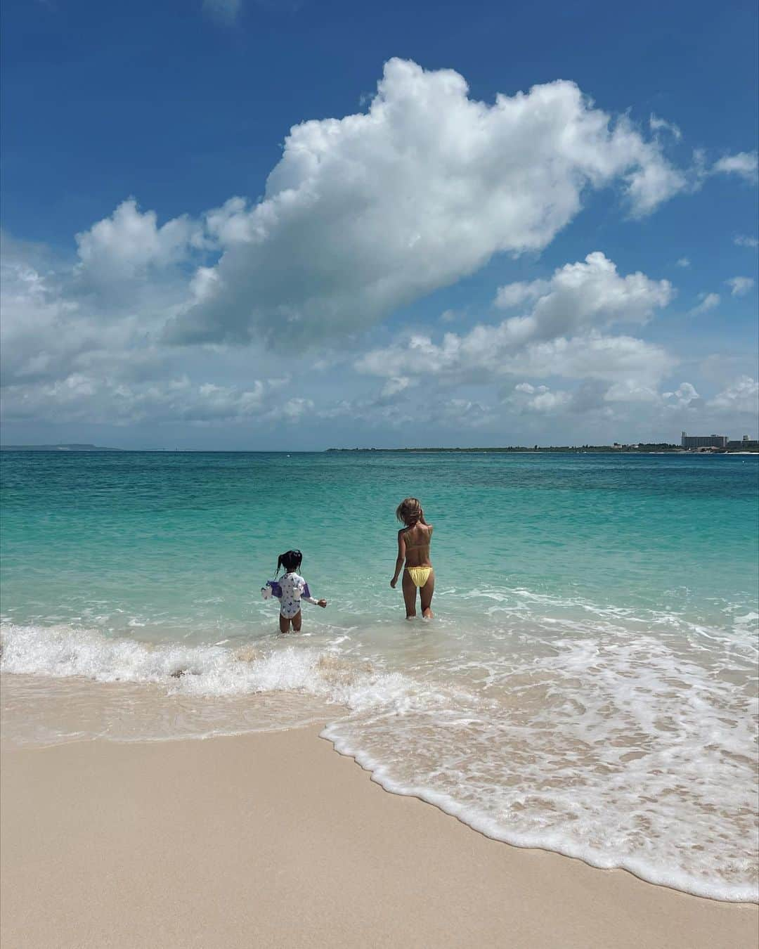 山中美智子さんのインスタグラム写真 - (山中美智子Instagram)「今日は海の日🌊  という事で、朝から🫶🏾  いつも元気をくれる海🤍 私のエレメントも海🌊🐚  娘も泳ぐのが大好き🫰🏾🤍  いつもありがとう海🫶🏾🚿」7月18日 23時42分 - alexiastam1988