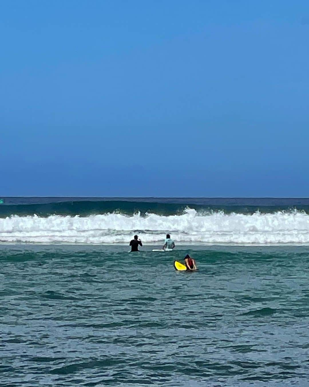 kiyomi medeirosさんのインスタグラム写真 - (kiyomi medeirosInstagram)「息子のサーフィンレッスン🏄‍♂️を見に〜☺️🌴  この後私は、背中が丸焦げになりました🤣☀️日焼け止めはちゃんと背中も塗らなきゃだね😅😂  tops…#kith skirt…#miumiu cap,sunglass…#celine  bag…#ludlow sandal…#havaianas  shirts…#frankandeileen  #fashion#outfit#ootd#cordinate#style#ファッション#コーディネート#コーデ#ママコーデ#大人可愛いコーデ#旅行#海外旅行#旅行コーデ#サングラス#hawaii#ハワイ#beach#ビーチ#海#ビーチコーデ#海コーデ#ハワイコーデ」7月19日 4時33分 - kiyomimedeiros