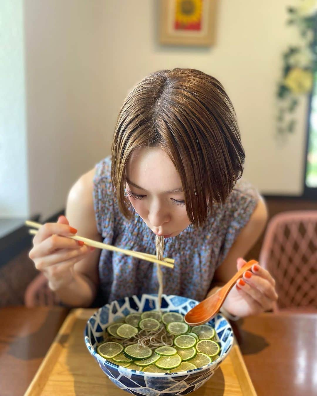 酒井瞳さんのインスタグラム写真 - (酒井瞳Instagram)「真剣。  @sobacafe_hohoka 数量限定の  へべすの冷たいお蕎麦🥢  ここのお蕎麦お出汁が本当に美味しいんだぁ〜🤤  宮崎の夏の柑橘で有名な #へべす をたっぷり使ったお蕎麦は  暑い夏にほんとにぴったりなさっぱりさわやかな１杯です😋  ほんとに一瞬で食べきってしまうので替え玉したいと思ってましたが  このあと食べるパンケーキの事を考えて頑張って我慢しました。。。  ここのね。。蕎麦パスタも美味しいんだよぉぉ。。。  でもね、パンケーキ食べたいからそちらも我慢しました。。  パンケーキへの気合い🤣！笑  そして我慢した言ってますが、普通に一食分はちゃんと食べてます🤔笑  #宮崎 #宮崎ランチ #宮崎グルメ #蕎麦  #そば #美味しい #おすすめ #夏にぴったり」7月19日 8時07分 - s.sakaihitomi