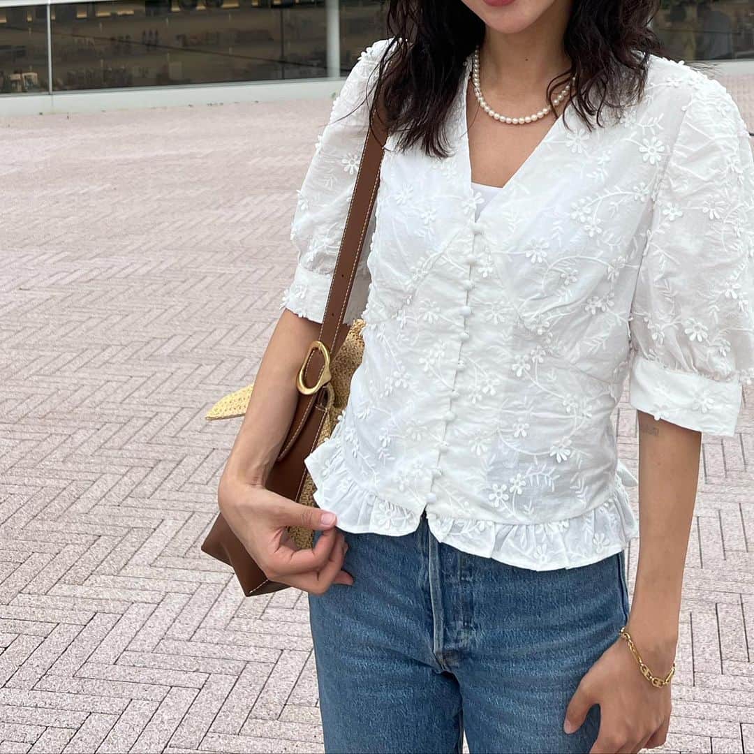 薮下柊さんのインスタグラム写真 - (薮下柊Instagram)「A white blouse with plenty of flower motifs🤍 It's a perfect item for a museum in Kyoto.  小さなボタンが沢山付いていて、お花の刺繍もとても繊細で可愛い💕お気に入り🤭 妹と幸せな休日を過ごしたよ☺️  @wconcept @lenina_seoul   #wconcept #fashion #ootd」7月19日 9時16分 - __yabushita_shu__