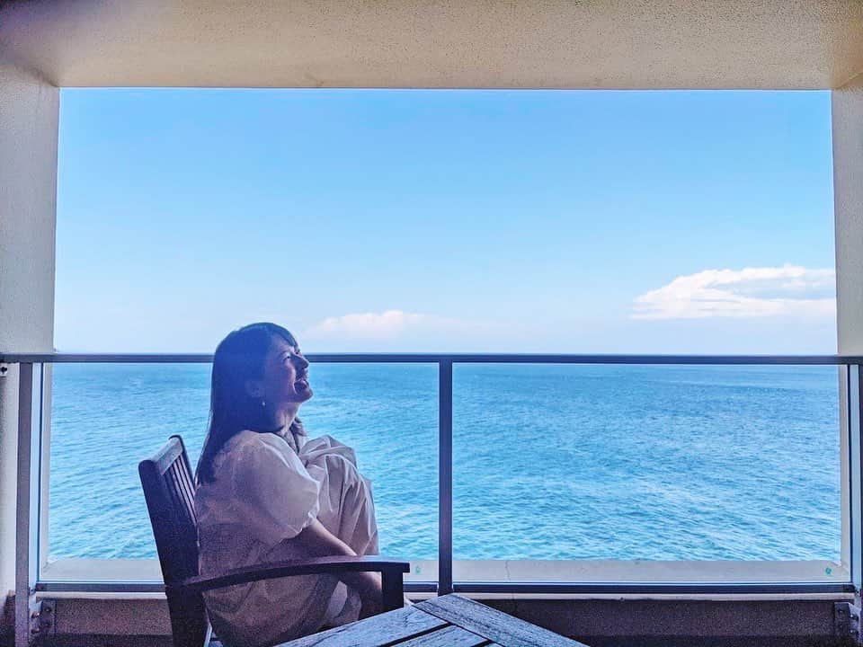 宇内梨沙さんのインスタグラム写真 - (宇内梨沙Instagram)「絵画みたいな景色のテラス  海の日が過ぎるといよいよ夏🌴 がスタートって感じですね。」7月19日 13時54分 - risaunai