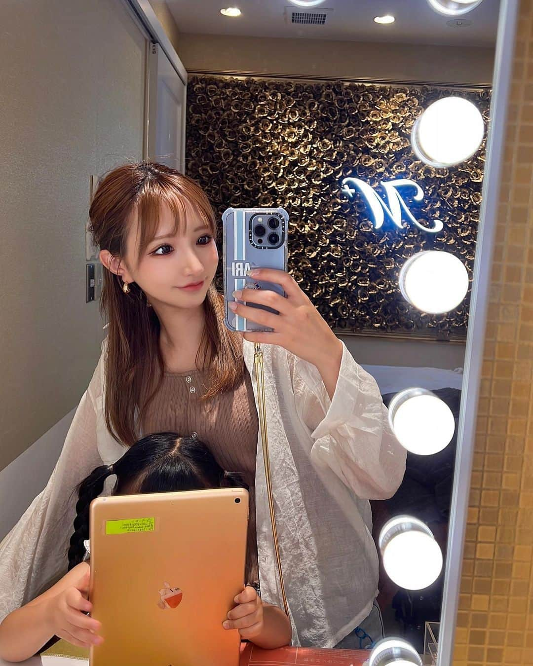 唯月みらいさんのインスタグラム写真 - (唯月みらいInstagram)「今月も @m_plus.salon さんで お肌のメンテしてきた🤍 今回は"剥けないハーブピーリング" をしてもらってピカピカなった〜🌿✨ ダウンタイムないから気軽にできる🤍 ハイライトにも残してあるので 気になる人は是非みてみてね🤍  子連れOKなサロンってそんなに多くないから 通っちゃうよね🥺💓 これから夏休みにも入るから 子どもと一緒に行けるのは ママたちはうれしいよね🫶🫧  今月いっぱいまでの1周年キャンペーンもやってるよ🤍 画像4枚目みてみてね🧸🤍 個人的には、前回やったニードレスインジェクターが まじでオススメしたいやつです🥺💖 これができるサロンが少ないってのもあるし キャンペーン期間のお値下げを使うと 他の施術と比べてもかなーりお得に受けれるので🥰❤️ もちろん今回やったハーブピーリングも めちゃくちゃよかったよ🤍  悩みとか、肌質によっても 合う施術が変わってくると思うから 相談してみるといいかも🤍 担当してくださるお姉さんがいつも 優しくて、心地よいです😌🫧🤍」7月19日 16時29分 - a_rin.popo