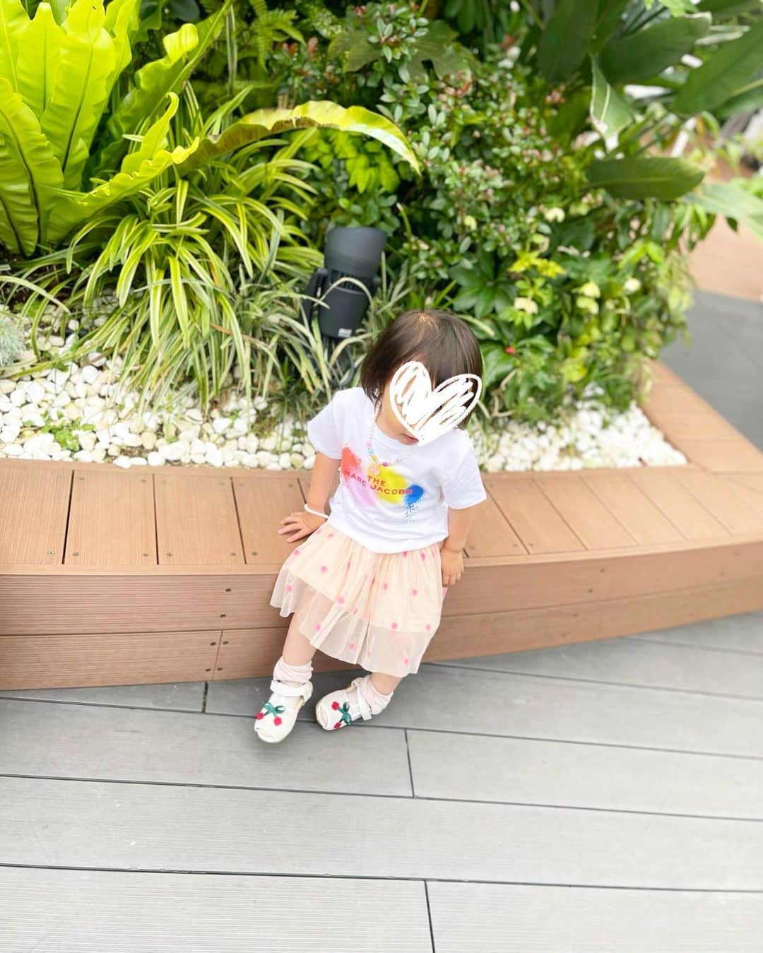 小林真由さんのインスタグラム写真 - (小林真由Instagram)「サンシャイン水族館🐟🤍 ⁡ 撮るよー👨🏻 はーい👩🏻 私しか見てないじゃない笑📸 ⁡ ⁡ 空飛ぶペンギンコーナーでは、 え、どゆこと？どういうことなのよー🥹と下から見る景色に不思議そうだった👧🏻♡ ⁡ ⁡ #水族館 #サンシャイン水族館 #ファッション #コーデ #ママコーデ #女の子ママ #男の子ママ #ママライフ #コーディネート #3歳 #1歳 #ベビー #二人育児」7月19日 16時36分 - mayukobayashii
