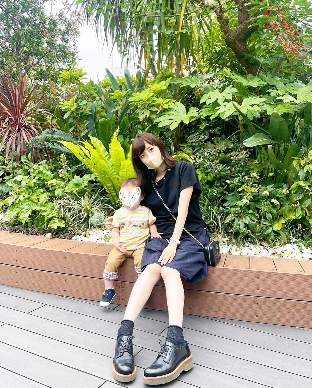 小林真由さんのインスタグラム写真 - (小林真由Instagram)「サンシャイン水族館🐟🤍 ⁡ 撮るよー👨🏻 はーい👩🏻 私しか見てないじゃない笑📸 ⁡ ⁡ 空飛ぶペンギンコーナーでは、 え、どゆこと？どういうことなのよー🥹と下から見る景色に不思議そうだった👧🏻♡ ⁡ ⁡ #水族館 #サンシャイン水族館 #ファッション #コーデ #ママコーデ #女の子ママ #男の子ママ #ママライフ #コーディネート #3歳 #1歳 #ベビー #二人育児」7月19日 16時36分 - mayukobayashii