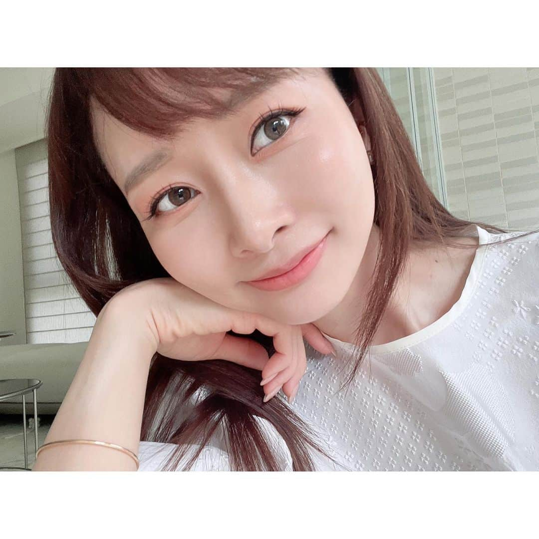 石井美保さんのインスタグラム写真 - (石井美保Instagram)「今日のファンデ、驚くほどツヤツヤでいい感じに仕上がった！ KANEBOの新しいクリームファンデーション、ライブリースキン ウェアは、素肌そのもののキメや色やツヤを生かしたまま自分の理想とする美しい素肌に成り代わったような仕上がりに。塗る瞬間も、夜落とすまでも満タンな感触で、うるおいが続くのに、ベタベタしないのもお見事な処方。いい感じにベースメイクが仕上がると、思わず自撮りしたくなるし、いつもより表情も決まる(自分比ですが)。そして、誰かに会いたくなるし、きっとニコニコした1日が過ごせる。ベースメイクって、自分を好きになる大事なひと手間なんだよなと改めて思います。#KANEBO#素肌に化ける#pr#ライブリースキンウェア#ベースメイク#ツヤ肌」7月19日 16時59分 - miho_ishii