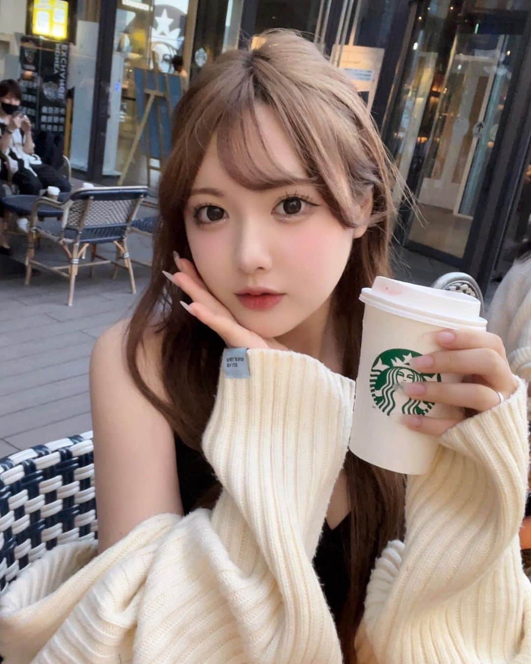 美女美容事情さんのインスタグラム写真 - (美女美容事情Instagram)「《休日はスタバで一休み☕️✨》⁠ *⠀⠀⠀⠀⠀⠀⁠⠀⁠⠀⁠⠀⁠⠀⁠ 今回ご紹介させて頂きますのは!!👀❤️⁠⠀⁠⠀⁠⠀⁠⠀⁠ 蘭菜さん<@yxxrnw> の素敵なお写真📸⠀⁠⠀⁠⠀⁠ *⠀⁠ 大人っぽくてオシャレで可愛いですね😆💖 こんな美人さんとスタバ行ってみたいですね🥤🧡⠀⠀⠀⁠⠀⁠⠀⁠ *⠀⁠⠀⁠⠀⁠⠀⁠⠀⁠ 蘭菜さん<@yxxrnw> 素敵な投稿をありがとうございました☺️📸✨⠀⁠ 蘭菜さんのアカウントには他にも素晴らしい投稿が沢山ありますので是非覗いてみてくださいね💁‍♀️💙⁠ ⁠ ⠀⠀⁠⠀⁠⠀⁠⠀⁠ △▼△▼△▼△▼△▼△▼△▼△▼△▼ ⁠⠀⁠⠀⁠⠀⁠ ❤️🧡💛「ビジョビ (美女美容事情)」💚💙💜⠀⠀⠀⠀⠀⠀⠀⠀⠀⠀⠀⠀⠀⠀⁠⠀⁠⠀⁠⠀⁠⠀⁠⠀⁠ 👇掲載ご希望の方は👇⠀⠀⠀⠀⠀⠀⠀⠀⠀⠀⠀⠀⠀⠀⠀⁠⠀⁠⠀⁠⠀⁠⠀⁠⠀⁠ @b_b_j.jタグ付けと🖤 #ビジョビ ⁠⠀⁠ 🖤タグ付けお願いします⠀⠀⠀⠀⠀⠀⠀⠀⠀⠀⠀⠀⠀⠀⠀⁠⠀⁠⠀⁠⠀⁠⠀⁠⠀⁠ △▼△▼△▼△▼△▼△▼△▼△▼△▼ ⁠⠀⁠ #美人#美女#スタバ#カフェ #オシャレ#休日コーデ#夏コーデ #インスタ美女#インスタ美人」7月19日 17時02分 - b_b_j.j