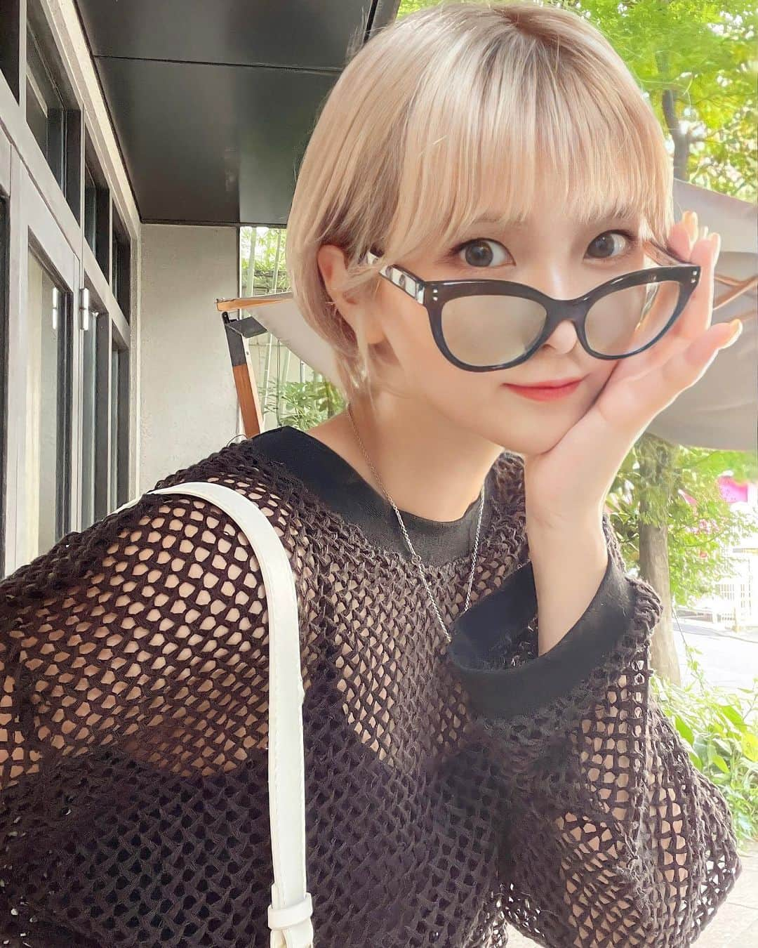 ききまるさんのインスタグラム写真 - (ききまるInstagram)「#haircolor  . ブリーチカラー繰り返しているのにサラサラ〜💇🏼‍♀️美容師さんの腕と使ってる薬剤の種類でこんなに違うなんて🫣✨ 表参道に新しくできた美容院だよ🫶🏻気になる方は是非行ってみてね！  @yvess_aoyama  . . #ヘアカラー #ショートヘア #ショートボブ #ショートカット #ショートスタイル #ハイトーンカラー #ハイトーンショート #ハイトーンベージュ #ハイトーンカラーブリーチ #ハイトーン女子 #派手髪女子 #派手髪ショート #金髪ショート #金髪ショート女子 #表参道美容室 #ショート女子 #ショートカット女子」7月19日 17時21分 - kikigram_97