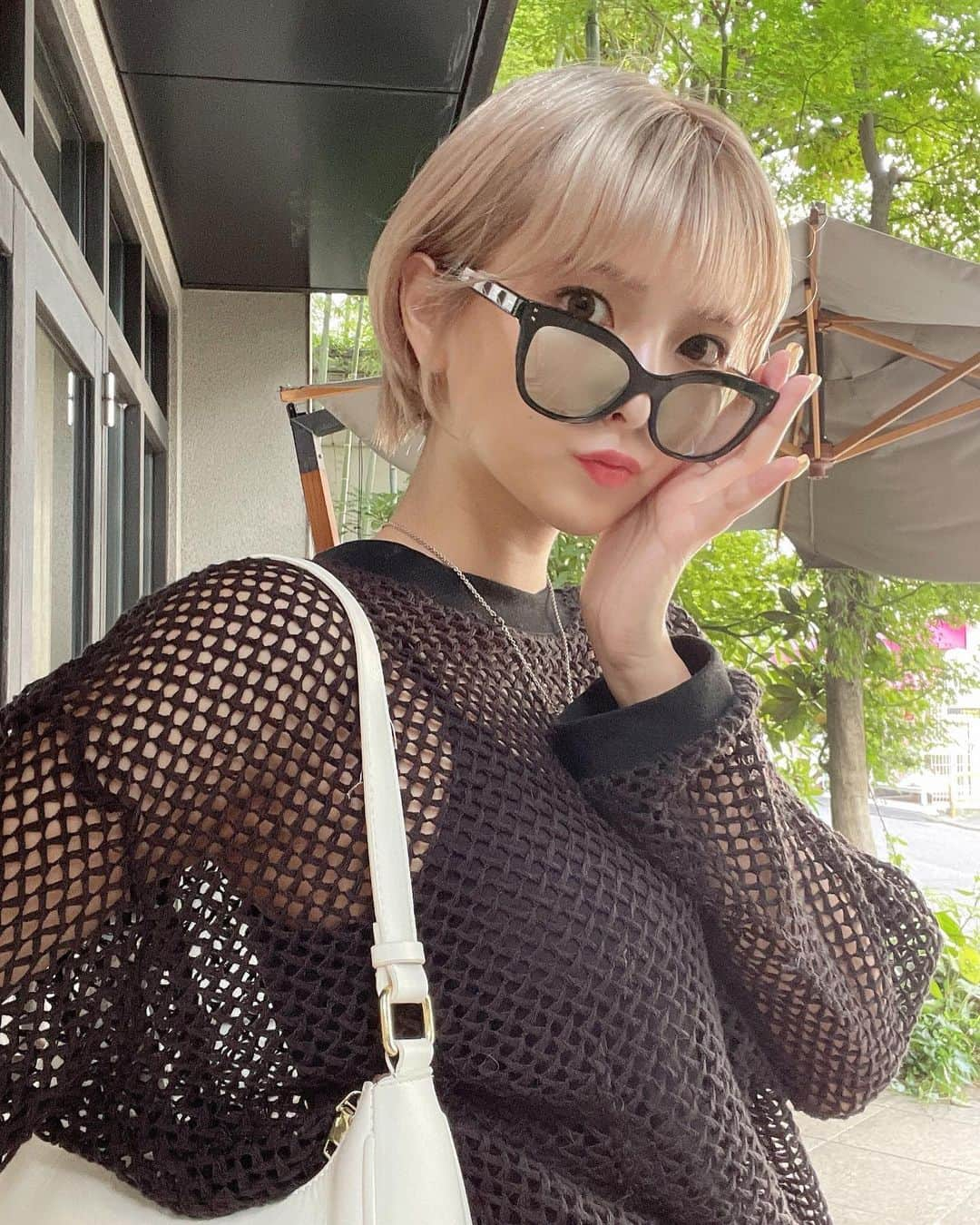 ききまるさんのインスタグラム写真 - (ききまるInstagram)「#haircolor  . ブリーチカラー繰り返しているのにサラサラ〜💇🏼‍♀️美容師さんの腕と使ってる薬剤の種類でこんなに違うなんて🫣✨ 表参道に新しくできた美容院だよ🫶🏻気になる方は是非行ってみてね！  @yvess_aoyama  . . #ヘアカラー #ショートヘア #ショートボブ #ショートカット #ショートスタイル #ハイトーンカラー #ハイトーンショート #ハイトーンベージュ #ハイトーンカラーブリーチ #ハイトーン女子 #派手髪女子 #派手髪ショート #金髪ショート #金髪ショート女子 #表参道美容室 #ショート女子 #ショートカット女子」7月19日 17時21分 - kikigram_97