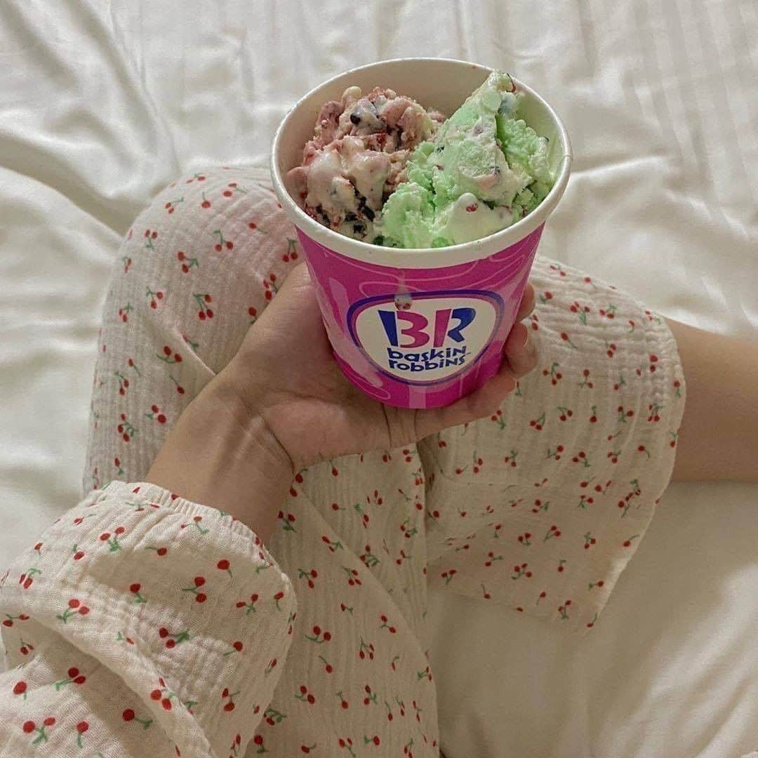R i R y (リリー)さんのインスタグラム写真 - (R i R y (リリー)Instagram)「『 #サーティーワンテイクアウト🍨🤍』　　　  お祝いにもちょっとしたご褒美に！ ホカンスで食べるのもおすすめ🌈  ✴︎---------------✴︎---------------✴︎ ▶▶掲載する写真を募集中📸 カワイイ写真が撮れたら、@velle.jp をタグ付けするか、ハッシュタグ #velle_jp をつけて投稿してみてね♪  velle編集部と一緒にカワイイで溢れるvelleを創っていこう😚🤍  ✴︎---------------✴︎---------------✴︎ #おうちカフェ #サーティーン #誕生日 #サーティワン #サーティワンアイスクリーム #アイス #31アイスクリーム #バスキンロビンス #バースデーケーキ #バースデ #baskinrobbins #キャンドル #誕生日プレゼント #誕生日サプライズ #本人不在の誕生日会 #おうちカフェ #おうちじかん #記念日 #サプライズ #誕生日会 #誕生日パーティー」7月19日 18時00分 - velle.jp