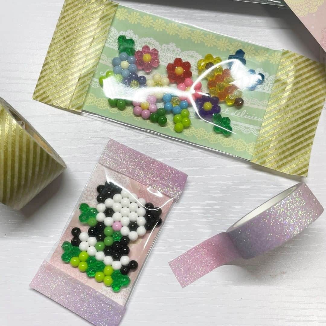 アクアビーズ公式さんのインスタグラム写真 - (アクアビーズ公式Instagram)「アクアビーズで作った作品をビニール袋に入れて、マスキングテープで封をして可愛いキャンディバッグを作ってみました🍬  こちらのキャンディバッグは #nanatsu_rose考案キャンディバッグ を参考にして作りました😊 皆さんも是非作ってくださいね♪  #アクアビーズ #aquabeads #ビーズ #beads #おうち時間 #アクアビーズアレンジ #エポック社 #キャンディバッグ #キャンディ #ペンギン #パンダ #ミツバチ #お花 #車」7月19日 18時15分 - epoch1958_jp