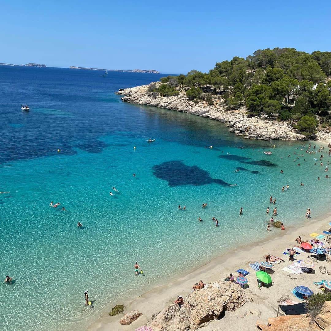 市原彩花さんのインスタグラム写真 - (市原彩花Instagram)「Cala saladeta🏖  イビザの人気のビーチ🏖 超透明だし冷たくて気持ち良い🥰 岩の上から飛び込んだりも出来たよ😆 San Antoniから30分おきにバス出てるし便利🥰 ほとんどの人が着てるけど、一応ヌーディストビーチです🫢  #ibiza#イビザ#ibizalif#ibizatravel#calasalada#calasaladeta#spain#spaintrip#spaintravel#スペイン旅行#スペイン観光#イビザ旅行#海外旅行#calasalada#calasaladeta#beach#bikini #swimsuit#bajurenang#japanesegirl#bikinigirl#bikinimodel」7月19日 18時42分 - ayaka_ichihara