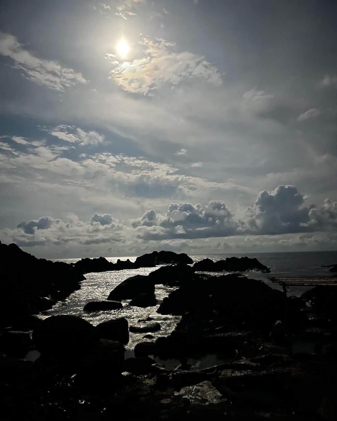 RiRiさんのインスタグラム写真 - (RiRiInstagram)「Yakushima Mood🌿  今回も、無事Retreat Tourが 終了致しました☺️✨  様々な情報交換や交流が行われて、 心も身体も満たされていく姿を見せて頂き とっても幸せでした🤍  たくさんの繋がりや輪が 広がっていくのを目の当たりにできるのが 本当に毎回嬉しい☺️🫶✨  皆様それぞれで、感じた事や、 氣づきがあるのが醍醐味で、 そんな素敵なタイミングに 立ち合わせて頂けるのが、何よりも喜びです😭🌿  今回も、ありがとうございました🤍🤍🤍  次回の屋久島Retreat Tourは、 8/2〜5 ( 残り3名様 ) 9/22〜25 ( 残り6名様 ) となっております🌳✨  8月の詳細は、投稿に残しましたが、 9月の詳細は、 10枚目にありますQRコードの 屋久島Retreat Tour公式LINEより お問い合わせ下さい☺️  屋久島、さいこーう🌏🌳🤲🤍✨  屋久杉を使ったピアスかわい杉🌳 ( ※髪の毛は、天パです。笑 )  #yakushima #屋久島 #retreat #retreattour #リトリート #リトリートツアー」7月19日 18時50分 - _ri420