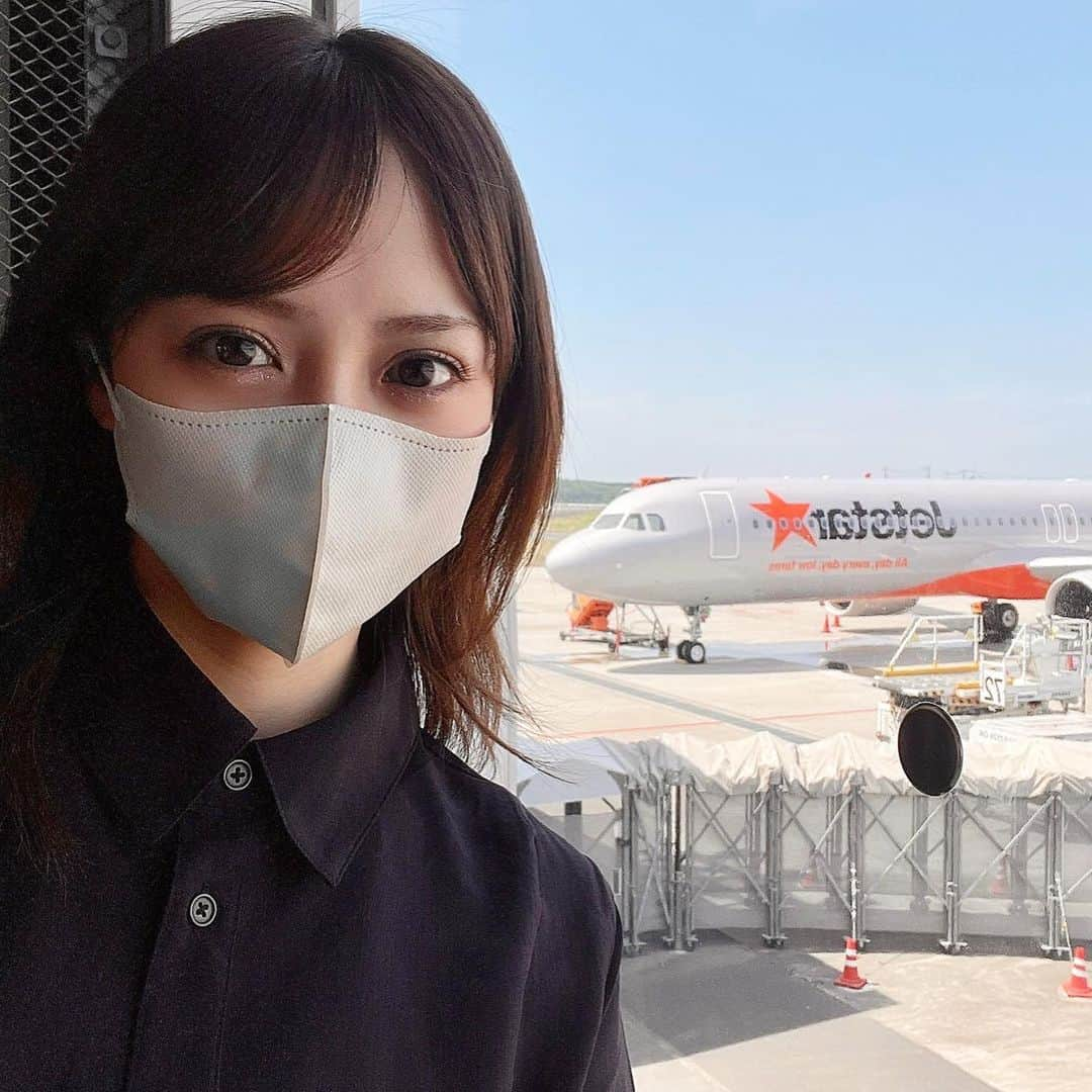 奥仲麻琴さんのインスタグラム写真 - (奥仲麻琴Instagram)「. . Jetstar⭐︎ 新型機A321neo LR で飛ぶ  成田発着周遊フライトに行ってきました✈️  既存のA320とどこが違うかと言うと.. 新型エンジン（neo）が搭載されたことで燃費効率があがり環境にも優しくなったそうです。離着陸も静かでした。  座席シートも従来のものと比べると軽く薄くなっているのでその分足下が広く窮屈さを感じなくて乗り心地はよかったです。  USBポートがついているのがA320とは大きく違ってスマホが充電できるようにもなっていました！ 新しくタブレットホルダーも付いていて今まで見たことがなかったので新鮮でした✈︎  今度は北海道や福岡まで行きたいです。  @jetstar_japan  #ジェットスター #A321LR初飛行」7月19日 19時01分 - okunaka_makoto