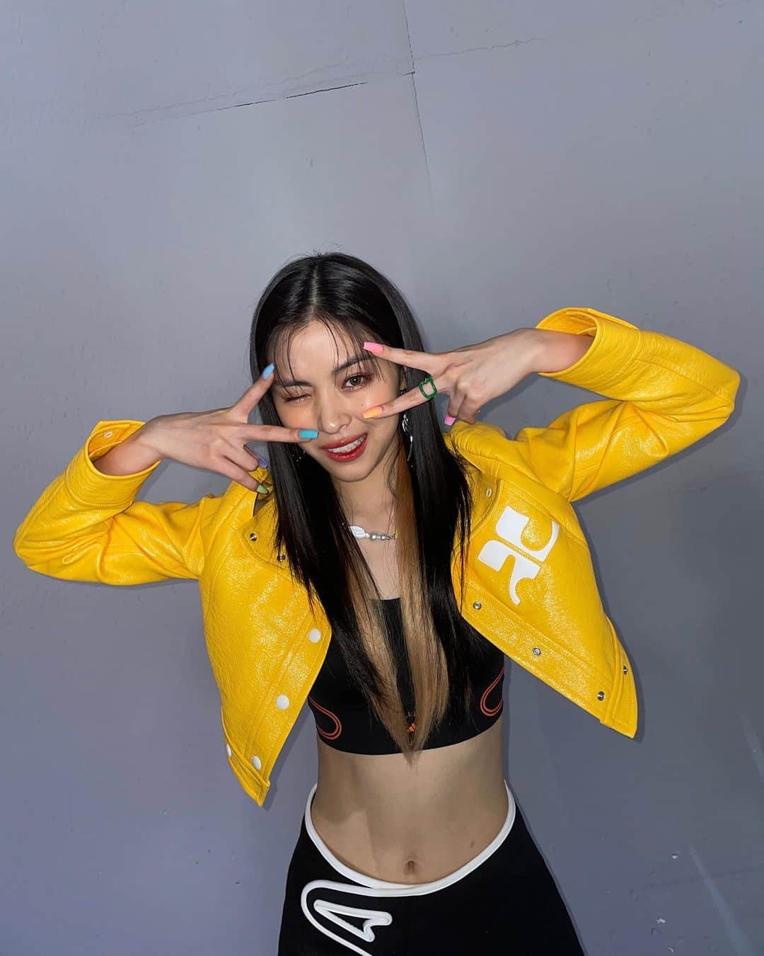 ITZYさんのインスタグラム写真 - (ITZYInstagram)「👑 SNEAKERS Snippet #RYUJIN 👑  👑 M/V https://youtu.be/Hbb5GPxXF1w   #ITZY #MIDZY #ITZY_CHECKMATE #ITZY_SNEAKERS #SneakersChallenge」7月19日 19時05分 - itzy.all.in.us