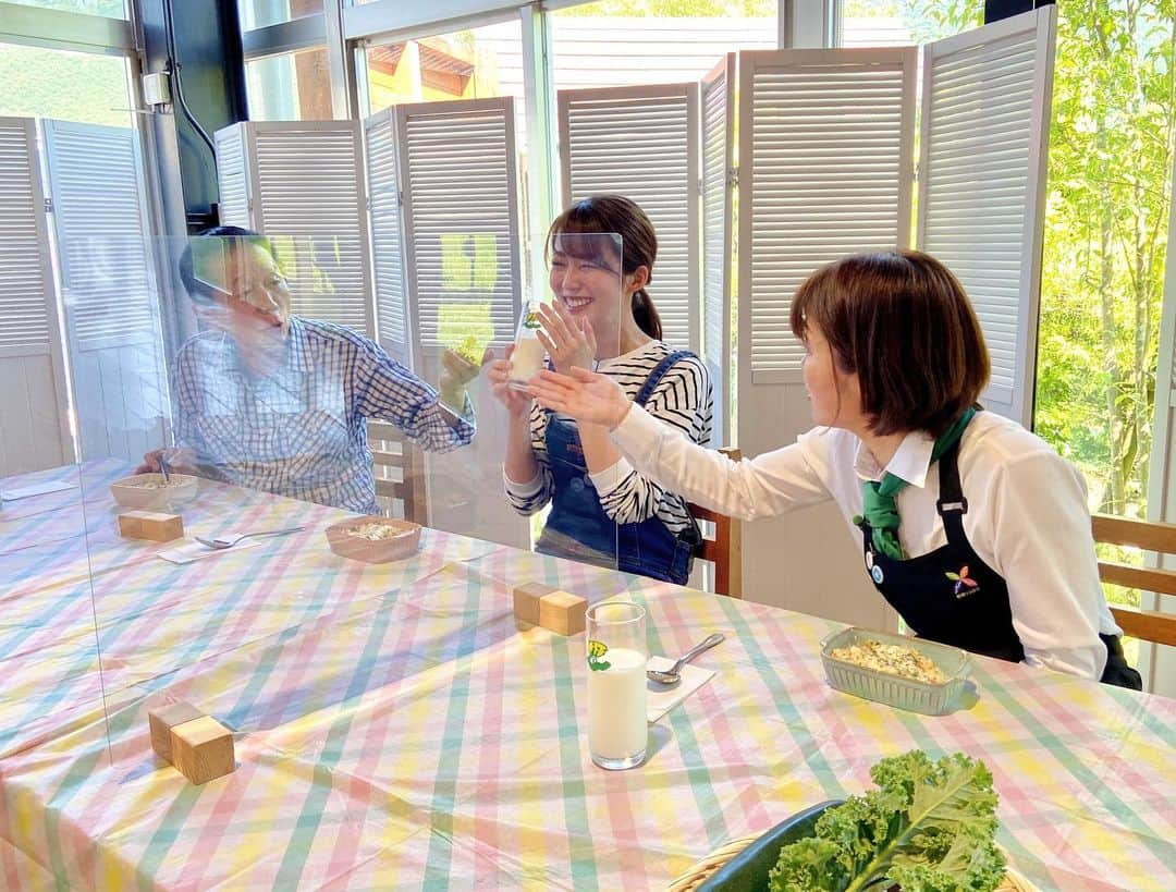 澤井志帆さんのインスタグラム写真 - (澤井志帆Instagram)「.2022.7.19 ⁡ 大好きな牛乳のロケ🥛🤍 ⁡ この日は丹那牛乳の取材でした！ 牛さん可愛い🐮 ⁡ 丹那牛乳で作る「牛乳リゾット」がすごく美味しかった♩ レシピはごちそうカントリーのHPに載っています！ ⁡ 写真を見返していたらロケ中のとても楽しそうなシーンを発見しました✌🏻 両側から同時ツッコミ？！＾＾ 当時どんな会話をしていたんだろう🤔笑 ⁡ ⁡ ⁡ #DaiichiTV#アナウンサー#ごちそうカントリー#ごちカン#牛乳#丹那牛乳#静岡県#函南町#オラッチェ」7月19日 19時15分 - shiho_sawai