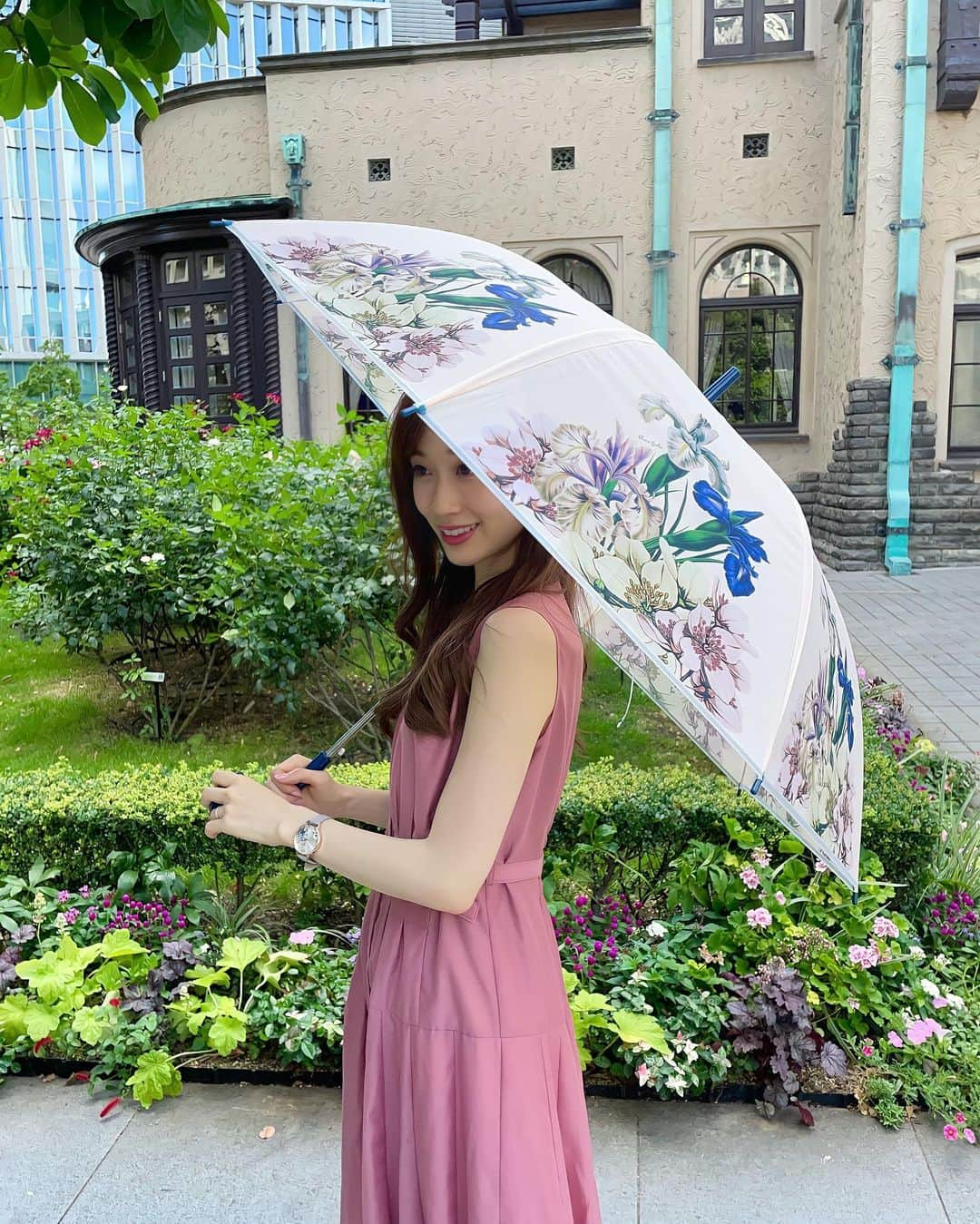 牧野結美さんのインスタグラム写真 - (牧野結美Instagram)「雨の日のお気に入り🥰  ロンドン発のウォッチブランド 「オリビア・バートン」 @oliviaburtonjapan と、 フェミニン派の雑誌「美人百花」 @bijinhyakka が コラボした、フラワービニール傘を お試しさせていただきました🧚🏻‍♀️🫧  全体はペールピンクで、 大判のフラワー柄がプリントされていて 他にはないデザイン♡とっても華やか🥺 雨の日も気分が上がります💓 傘は、セブンネットショッピングで購入できます❣️  つけている時計は、オリビア・バートンのもの♡ アネモネとライラックが文字盤に 手描きでデザインされています💐  グレーライラックの色合いのレザーストラップで 上品な腕時計なので、とってもお気に入りです❣️  #オリビアバートン #オリビア女子 #オリジョ #オリジョの花傘晴探し #大人可愛いコーデ #大人女子コーデ #美人百花 #アラサーコーデ #アラサー女子 #30代ファッション #30代コーデ #雨の日コーデ #PR」7月19日 19時41分 - yumi_makino_