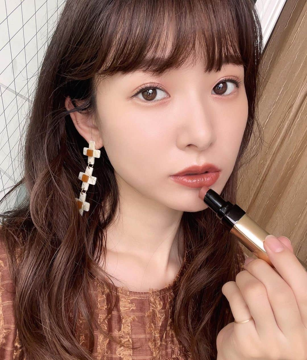 西川瑞希（みずきてぃ）さんのインスタグラム写真 - (西川瑞希（みずきてぃ）Instagram)「久しぶりにビビッときたブラウンベースのリップスティック🤎深み具合もちょうど良くて◎ツヤっととろけけて、ぷっくりな仕上がりがかわいいんです☺︎  グラデーションが綺麗なアイシャドウ、大人ピンクのチーク&輝きが上品なハイライトも、リップも @bobbibrownjapan // (商品詳細は2枚目に記載しています✨)  全部色味がすごーくすき。。♡♡  #bobbibrown #lip #makeup #eyemakeup #cheek #mizukitotalbeauty #メイクアップ #新作コスメ #ブラウンリップ #リップ #アイシャドウ #チーク #夏メイク」7月19日 20時00分 - mizuki_nishikawa_