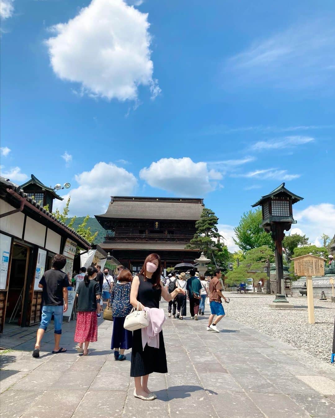 石塚かおりさんのインスタグラム写真 - (石塚かおりInstagram)「#善光寺  連休明け、調子はいかがですか？  番組は通常営業。  皆さんからのお出かけメールで、スタジオで旅気分を味わっていました。  お仕事だった皆様、おつかれさま。  少し前、私もちょっぴりお出かけ、善光寺さん参り。  心ざわつくこんな時に、少しでも穏やかに過ごせますようにと祈りながら。  ご開帳には間に合いませんでしたが、十分ご利益をいただいてきました。  長野のアナウンサー仲間にも会いたかったけど、今回は我慢。  またすぐに行きたいなあ。  皆様にもご利益をおすそわけ。  #長野#善光寺詣#御開帳#パワースポット #お寺めぐり#びんずる#仁王門#山門#ご利益ありますように  #仲見世#カフェ#ジェラート 帰りに#新井#道の駅#ご当地ラーメン#味噌ラーメン   #良いことがありますように  #新潟放送#アナウンサー #石塚かおり 明日もあなたと #石塚かおりのbrandnewday #ブラニュー」7月19日 20時10分 - kaori_ishizuka413