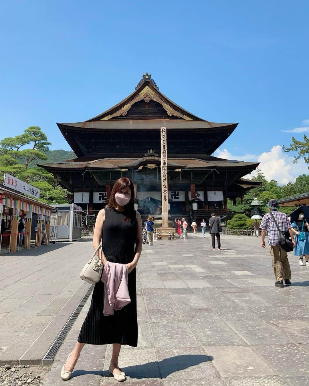 石塚かおりさんのインスタグラム写真 - (石塚かおりInstagram)「#善光寺  連休明け、調子はいかがですか？  番組は通常営業。  皆さんからのお出かけメールで、スタジオで旅気分を味わっていました。  お仕事だった皆様、おつかれさま。  少し前、私もちょっぴりお出かけ、善光寺さん参り。  心ざわつくこんな時に、少しでも穏やかに過ごせますようにと祈りながら。  ご開帳には間に合いませんでしたが、十分ご利益をいただいてきました。  長野のアナウンサー仲間にも会いたかったけど、今回は我慢。  またすぐに行きたいなあ。  皆様にもご利益をおすそわけ。  #長野#善光寺詣#御開帳#パワースポット #お寺めぐり#びんずる#仁王門#山門#ご利益ありますように  #仲見世#カフェ#ジェラート 帰りに#新井#道の駅#ご当地ラーメン#味噌ラーメン   #良いことがありますように  #新潟放送#アナウンサー #石塚かおり 明日もあなたと #石塚かおりのbrandnewday #ブラニュー」7月19日 20時10分 - kaori_ishizuka413